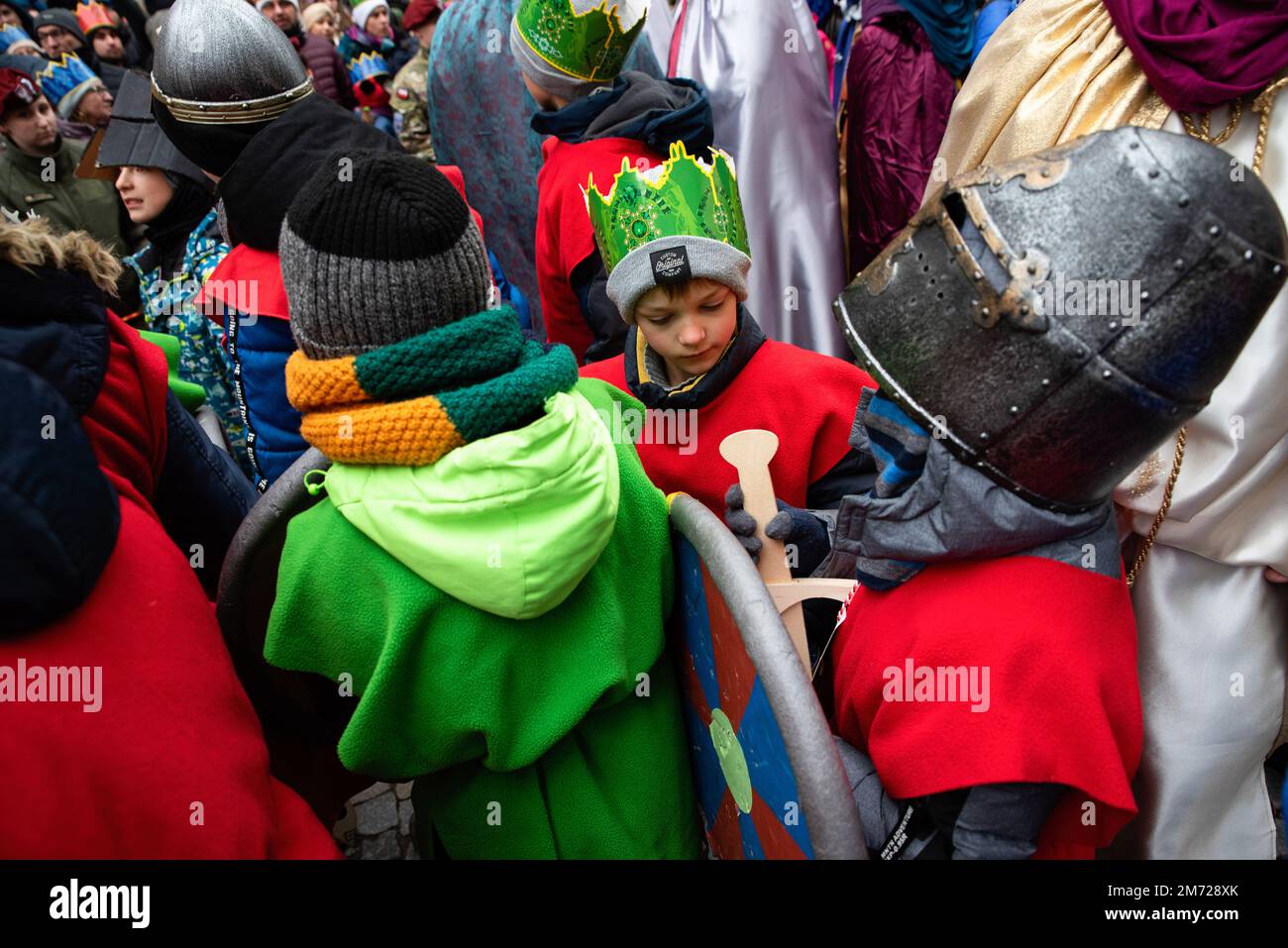 Ein als König verkleidetes Kind nimmt an einem marsch Teil. Am 6. Januar wird das Fest der Epiphanie des Herrn, in Polen als Epiphanie bekannt, in der katholischen Kirche gefeiert. Die farbenfrohe Prozession startete gegen Mittag von der Marienkirche in GDA?sk und erreichte den Stall am Artus Court. Am Ende sangen die Teilnehmer der Epiphanieprozession wunderschöne polnische Weihnachtslieder. Mehrere tausend Menschen haben am marsch teilgenommen. Der Revd Ireneusz Bradtke, Rektor der Marienkirche, sprach ein Gebet mit den Anwesenden. Gebete wurden auch für den verstorbenen Papst Benedikt XVI. Angeboten, ebenso für Bürgermeister Pawe? Adamo Stockfoto