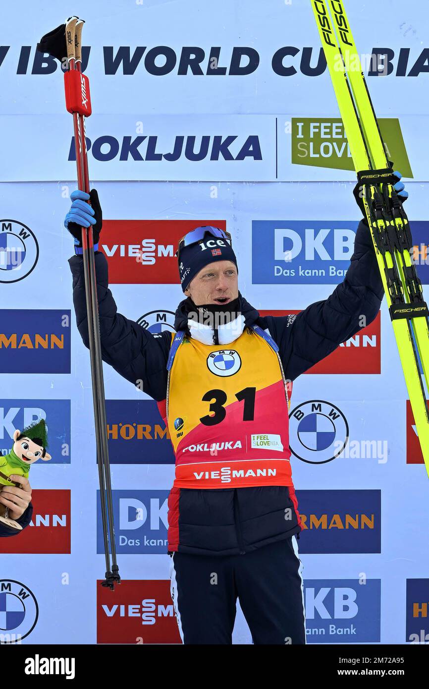 Pokljuka, Slowenien. 06. Januar 2023. Gewinner Johannes Thingnes Boe aus Norwegen feiert auf dem Podium beim Men 10 km Sprint Rennen bei der BMW IBU Biathlon Weltmeisterschaft in Pokljuka. (Foto: Andrej Tarfila/SOPA Images/Sipa USA) Guthaben: SIPA USA/Alamy Live News Stockfoto