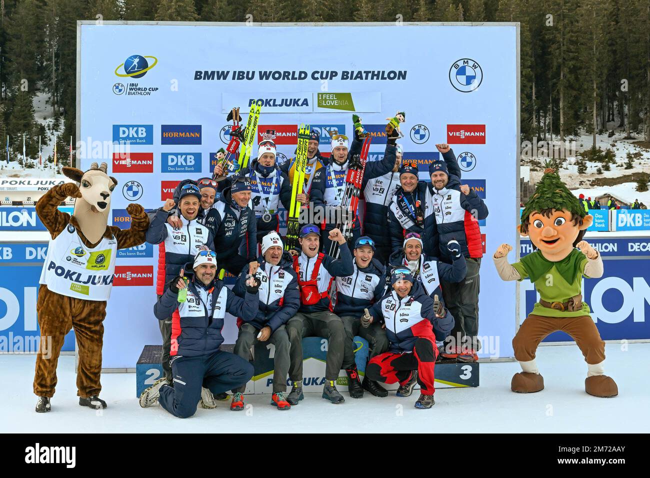 Pokljuka, Slowenien. 06. Januar 2023. Das norwegische Biathlon-Team feiert während des Men 10 km Sprint-Rennens bei der BMW IBU Biathlon World Cup in Pokljuka. (Foto: Andrej Tarfila/SOPA Images/Sipa USA) Guthaben: SIPA USA/Alamy Live News Stockfoto