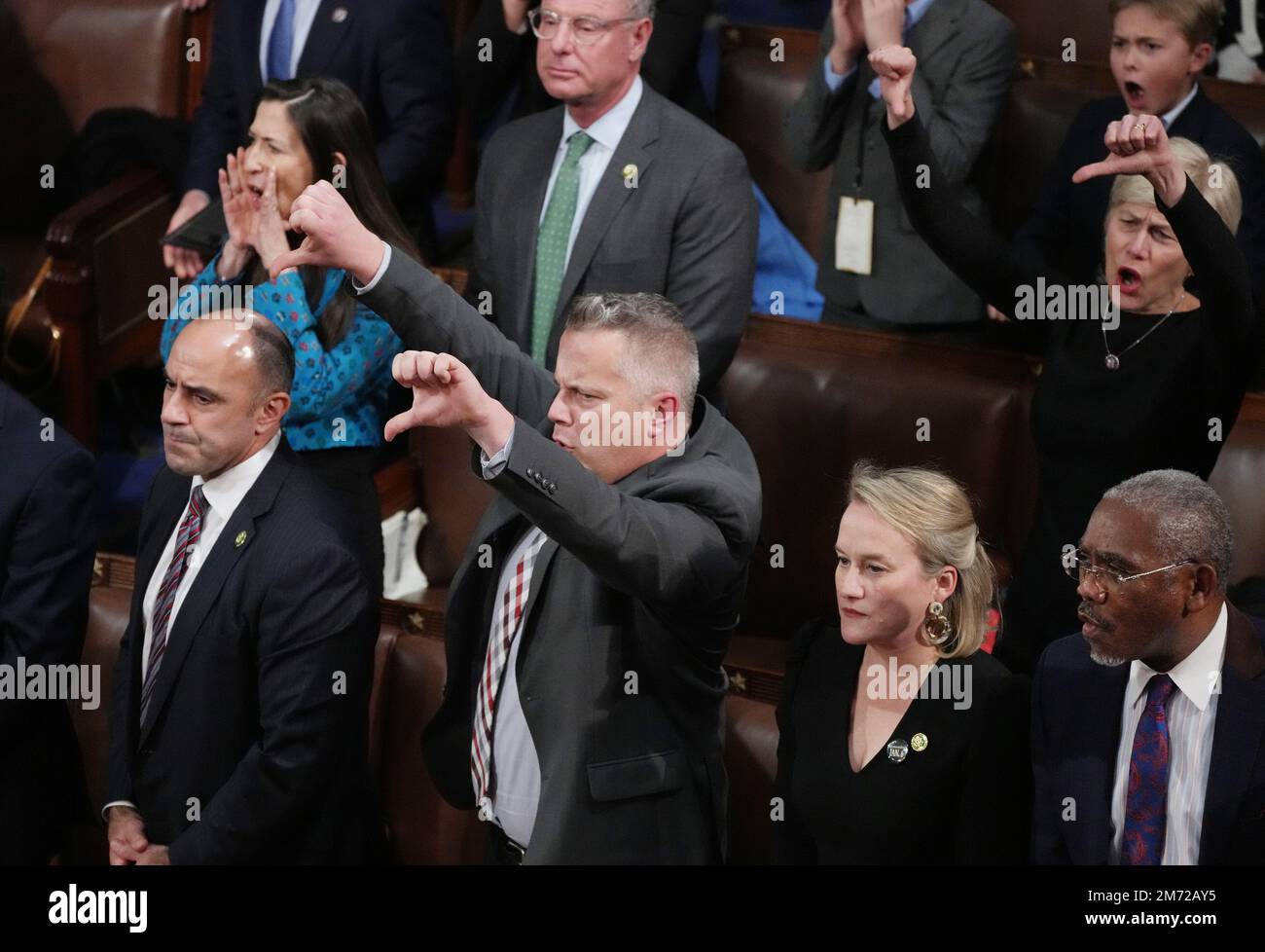 Washington, Usa. 06. Januar 2023. Die Demokraten stimmen gegen eine Vertagung als Stimme für den Sprecher in den USA Capitol in Washington, DC, am Freitag, den 6. Januar 2023. Rep. Kevin McCarthy, R-CA, versucht, eine Gruppe rechtsgerichteter Gegner zu gewinnen, die 14 Versuche blockiert haben, ihn zum Sprecher zu wählen. Foto: Pat Benic/UPI Credit: UPI/Alamy Live News Stockfoto