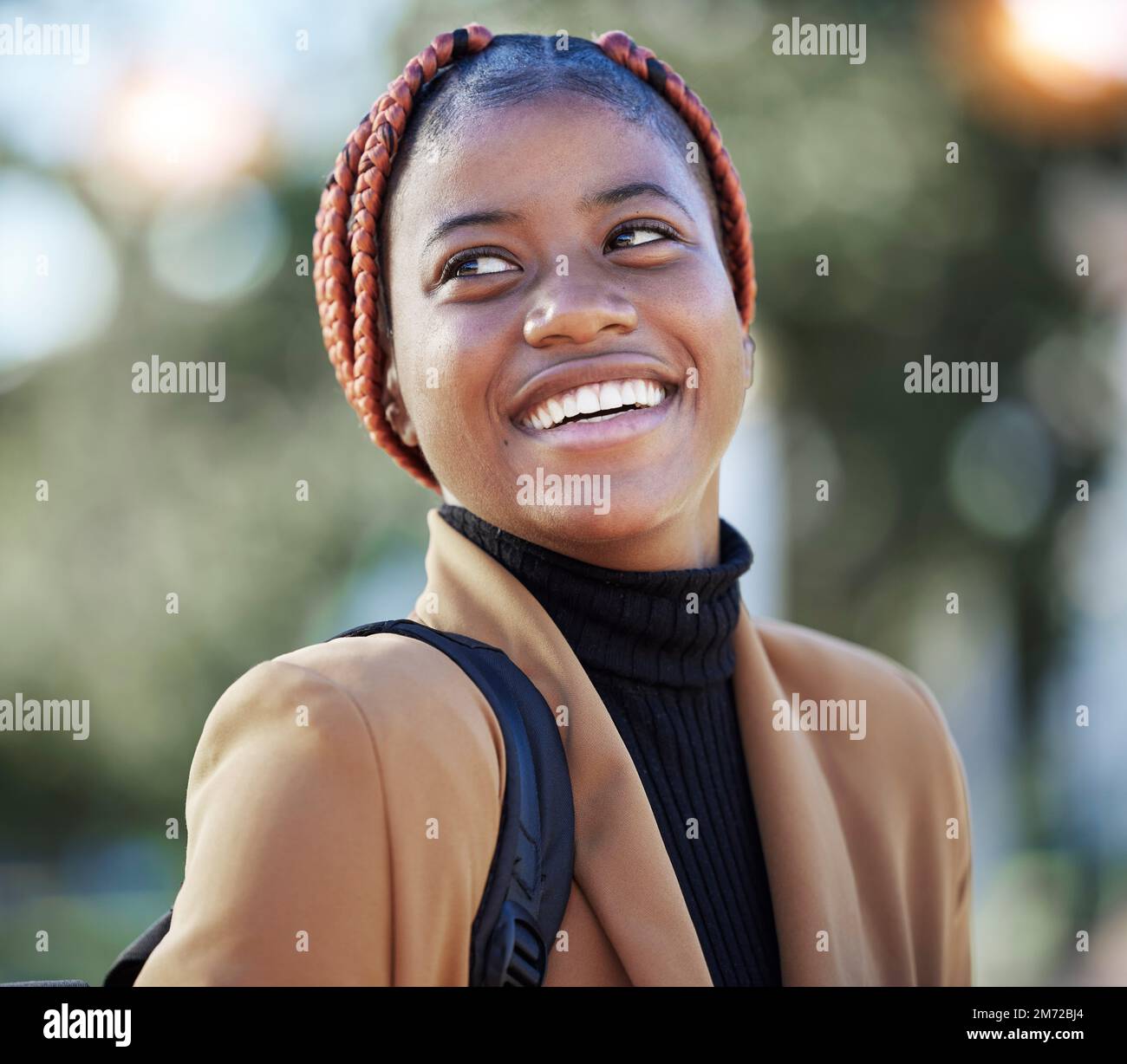 Gesicht, glückliche schwarze Frau und Schülerin im Park, bereit für Lernen, Studium und Bildung. Stipendien, Freiheit und Lächeln der gedankenverlorenen Frau Stockfoto
