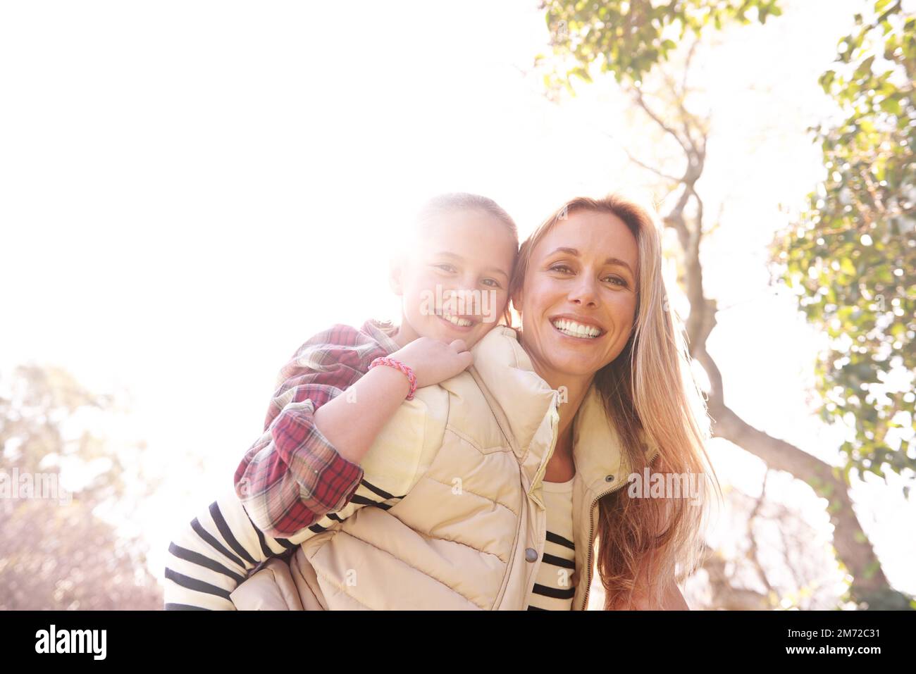 Glückliche Momente zusammen. Eine glückliche Mutter und Tochter, die Zeit zusammen im Freien verbringen. Stockfoto