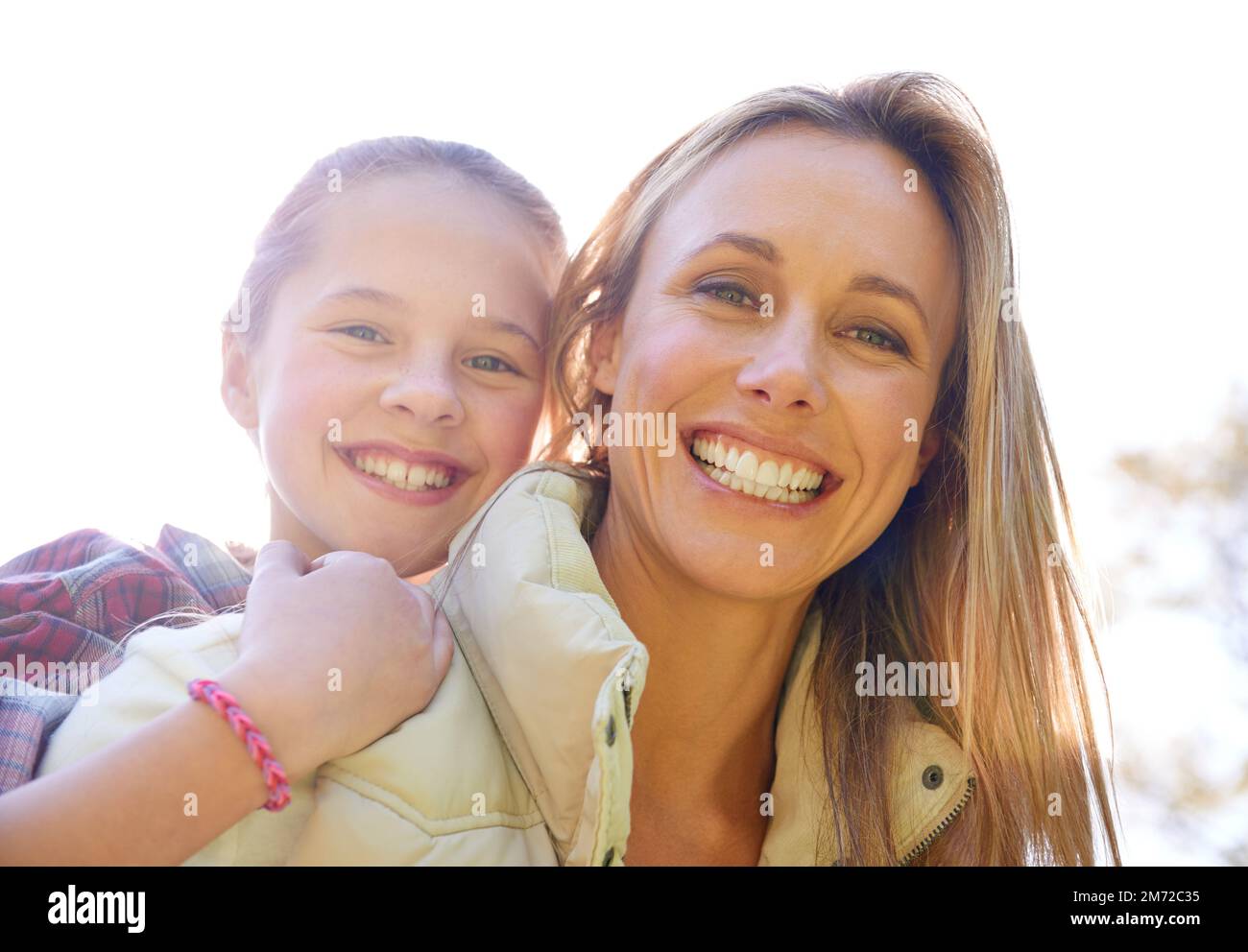 Genießen Sie alltägliche Momente. Eine glückliche Mutter und Tochter, die Zeit zusammen im Freien verbringen. Stockfoto