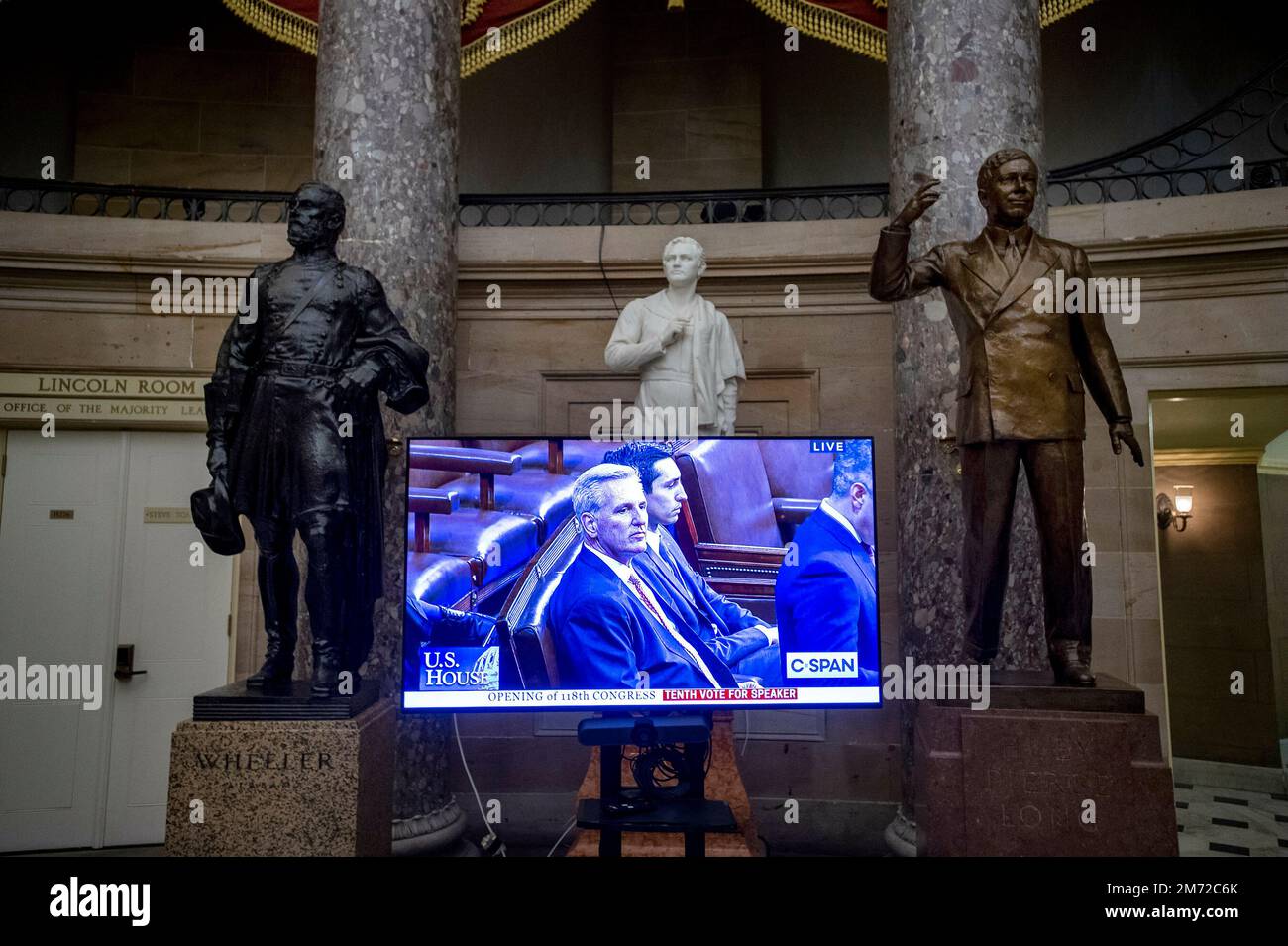In der Statue, zwischen den Statuen des Konföderierten General Joseph 'Fighting Joe' Wheeler, links, Und der ehemalige Gouverneur von Louisiana, Huey Long, rechts, das Bild des Minderheitenführers des United States House Kevin McCarthy (Republikaner von Kalifornien) wird auf dem fernsehbildschirm während der Wahl zum Sprecher des Hauses im US Capitol in Washington, DC, am Donnerstag, den 5. Januar 2023, gesehen. Guthaben: Rod Lamkey/CNP (EINSCHRÄNKUNG: KEINE New York oder New Jersey Zeitungen oder Zeitungen innerhalb eines Umkreises von 75 Meilen von New York City) Stockfoto