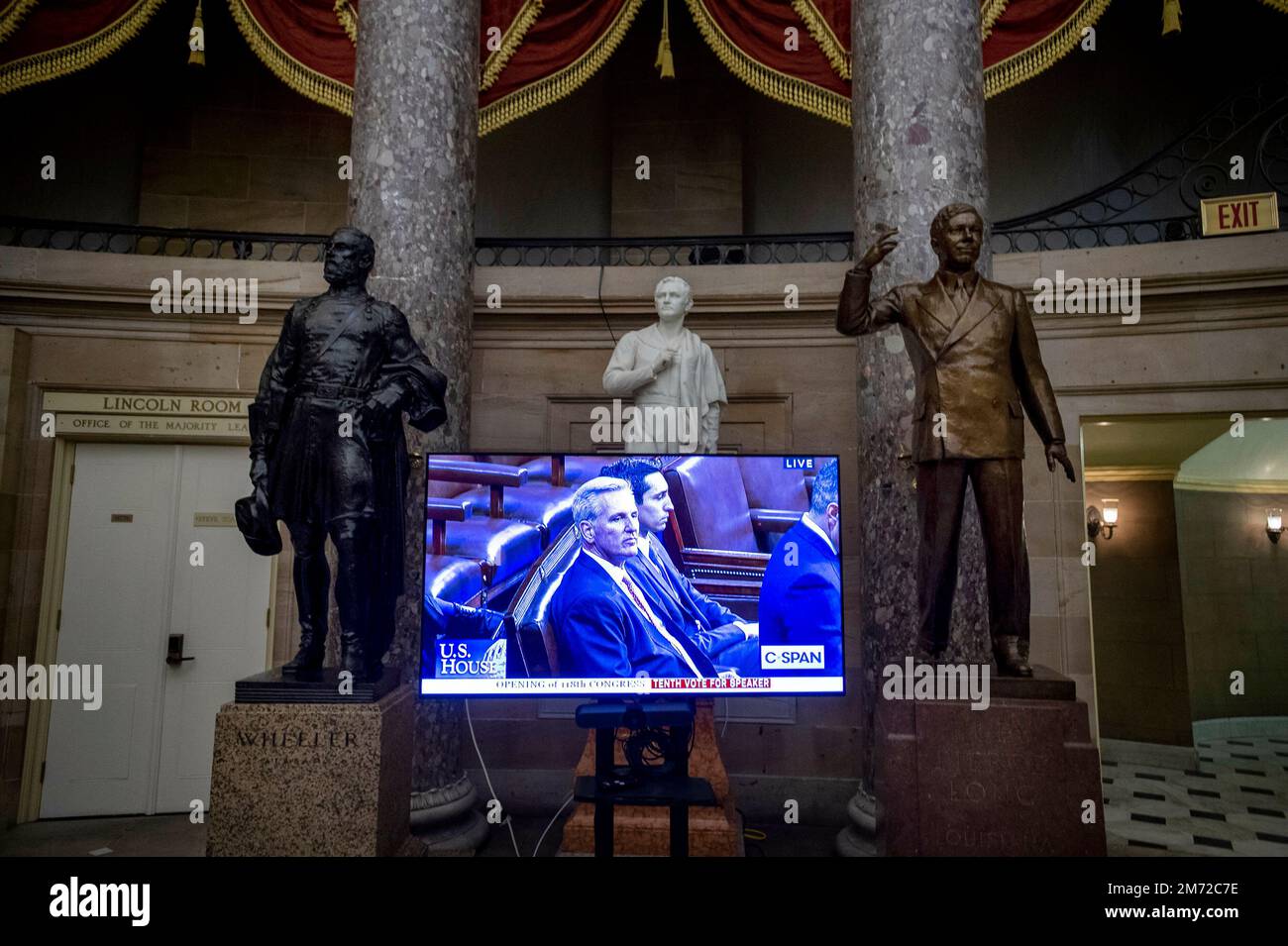 In der Statue, zwischen den Statuen des Konföderierten General Joseph 'Fighting Joe' Wheeler, links, Und der ehemalige Gouverneur von Louisiana, Huey Long, rechts, das Bild des Minderheitenführers des United States House Kevin McCarthy (Republikaner von Kalifornien) wird auf dem fernsehbildschirm während der Wahl zum Sprecher des Hauses im US Capitol in Washington, DC, am Donnerstag, den 5. Januar 2023, gesehen. Guthaben: Rod Lamkey/CNP (EINSCHRÄNKUNG: KEINE New York oder New Jersey Zeitungen oder Zeitungen innerhalb eines Umkreises von 75 Meilen von New York City) Stockfoto