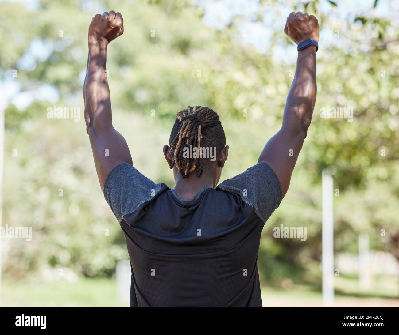 Sieger, Fitness und schwarzer Mann, der erfolgreich im Freien läuft, Sport im Park mit Training und aktivem Lebensstil. Runner-Rückansicht, Freiheit mit Stockfoto