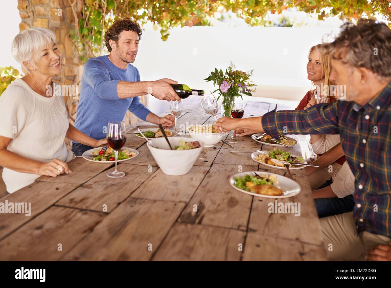 Lustige Familienfeiern. Eine Gruppe von Personen, die sich auf ein gemeinsames Mittagessen vorbereiten. Stockfoto