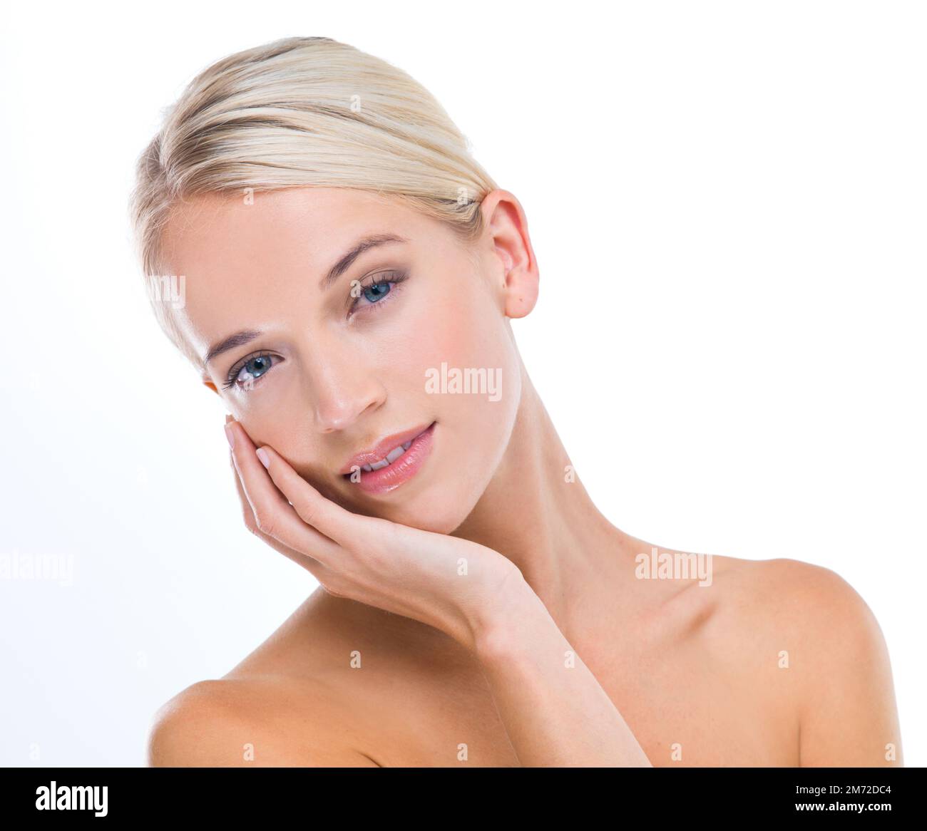 Weich. Ein Studioporträt einer schönen jungen Frau, die ihre weiche Haut berührt. Stockfoto