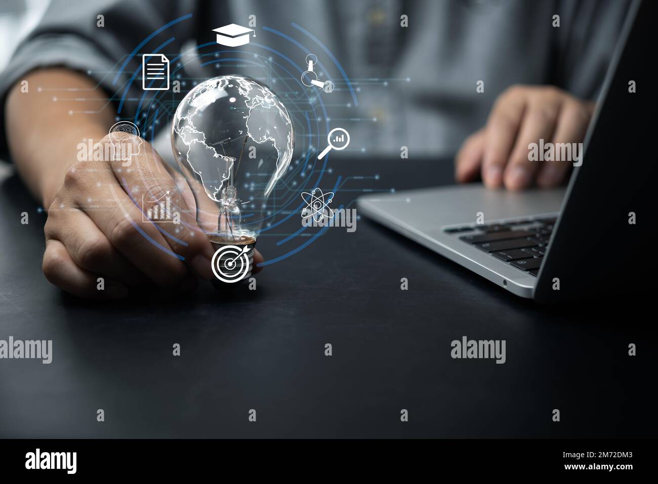 Geschäftsleute oder Studenten, die sich mit leuchtenden Glühbirnen und Bildungs-Symbolen auskennen, um Wissen zu studieren, kreatives Denken zu entwickeln und pla zu nutzen Stockfoto