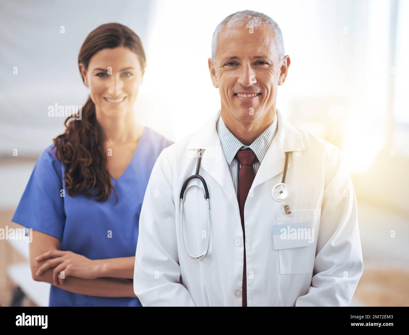 Für Ihr Wohlbefinden. Portrait zweier freundlicher Mediziner. Stockfoto