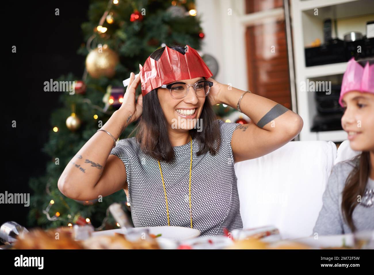 Wie sehe ich aus? Eine mutter und Tochter feiern weihnachten zusammen. Stockfoto