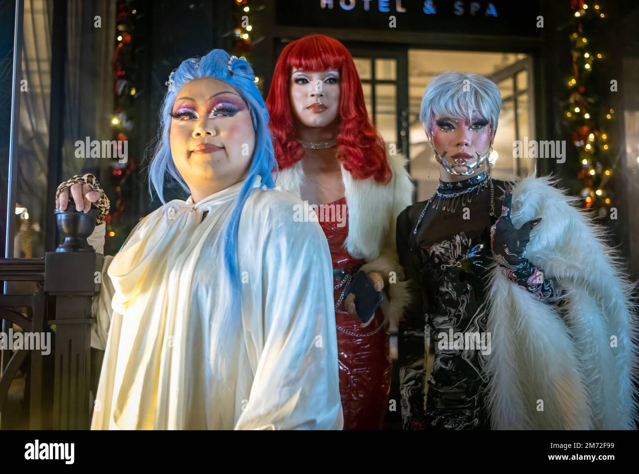 Drei Drag-Queens posieren auf den Stufen eines Hotels im Zentrum von Hanoi, Vietnam. In den letzten Jahren haben sich die LGBTQ-Menschen allmählich entspannt. Stockfoto