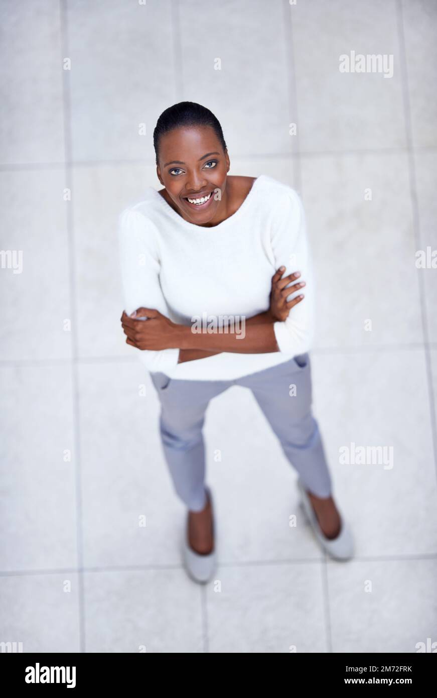 Sie hat einen ehrgeizigen Geist. Hochwinkel-Porträt einer attraktiven jungen Frau mit gefalteten Armen. Stockfoto