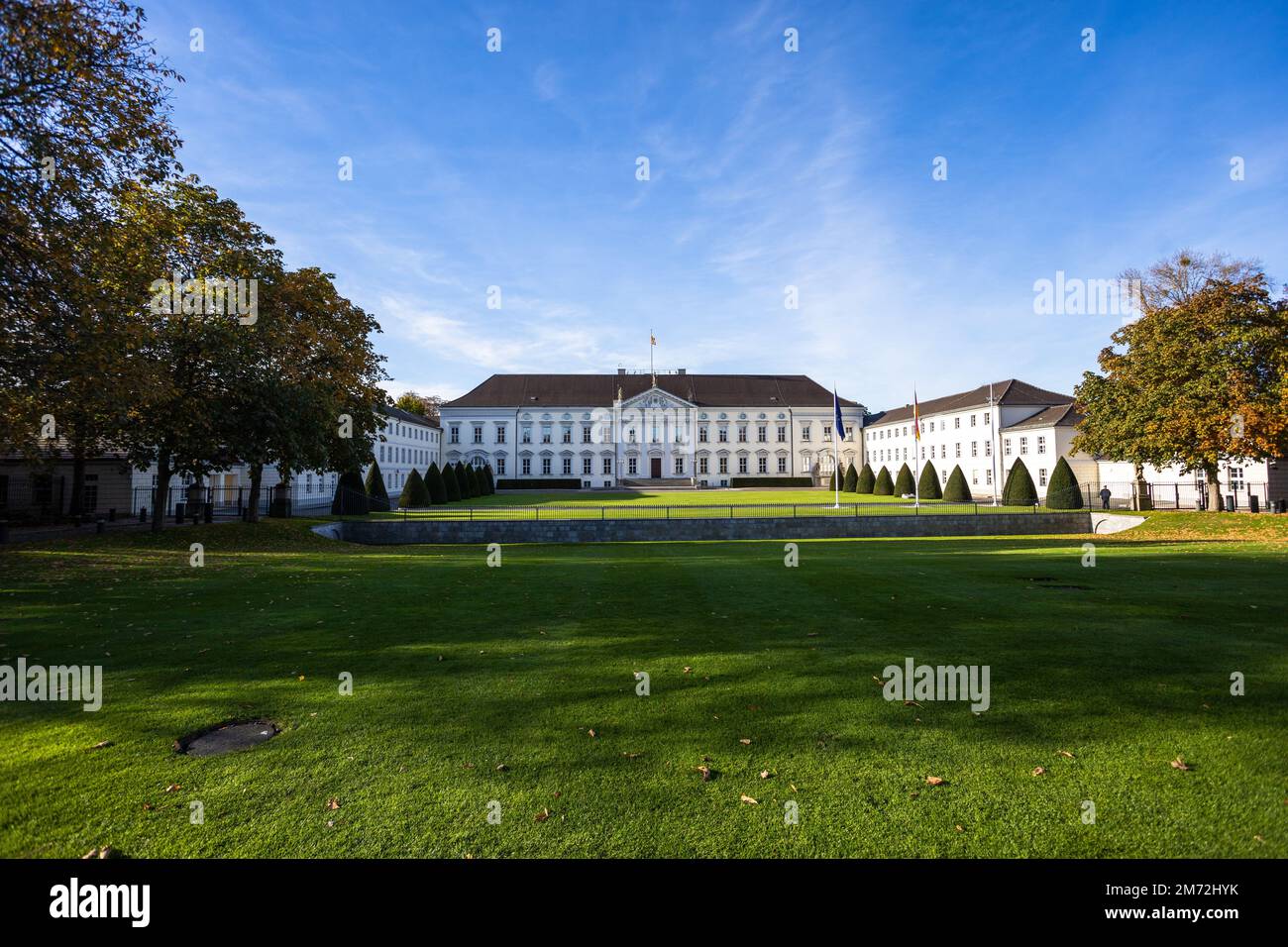 Ein malerischer Blick auf ein grünes Feld vor dem Schloss Bellevue in Berlin an einem sonnigen Tag Stockfoto