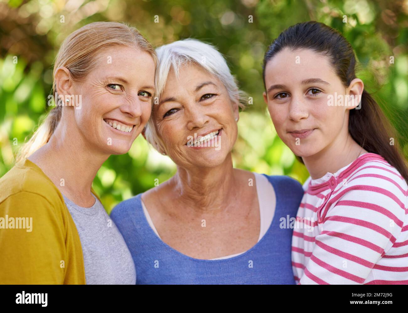Die stärkste Familienbande. Drei Generationen von Familienfrauen, die draußen stehen. Stockfoto