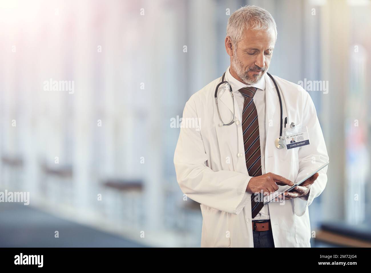 Lassen Sie Ihre medizinischen Probleme der Vergangenheit angehören. Ein reifer Arzt mit einem digitalen Tablet. Stockfoto
