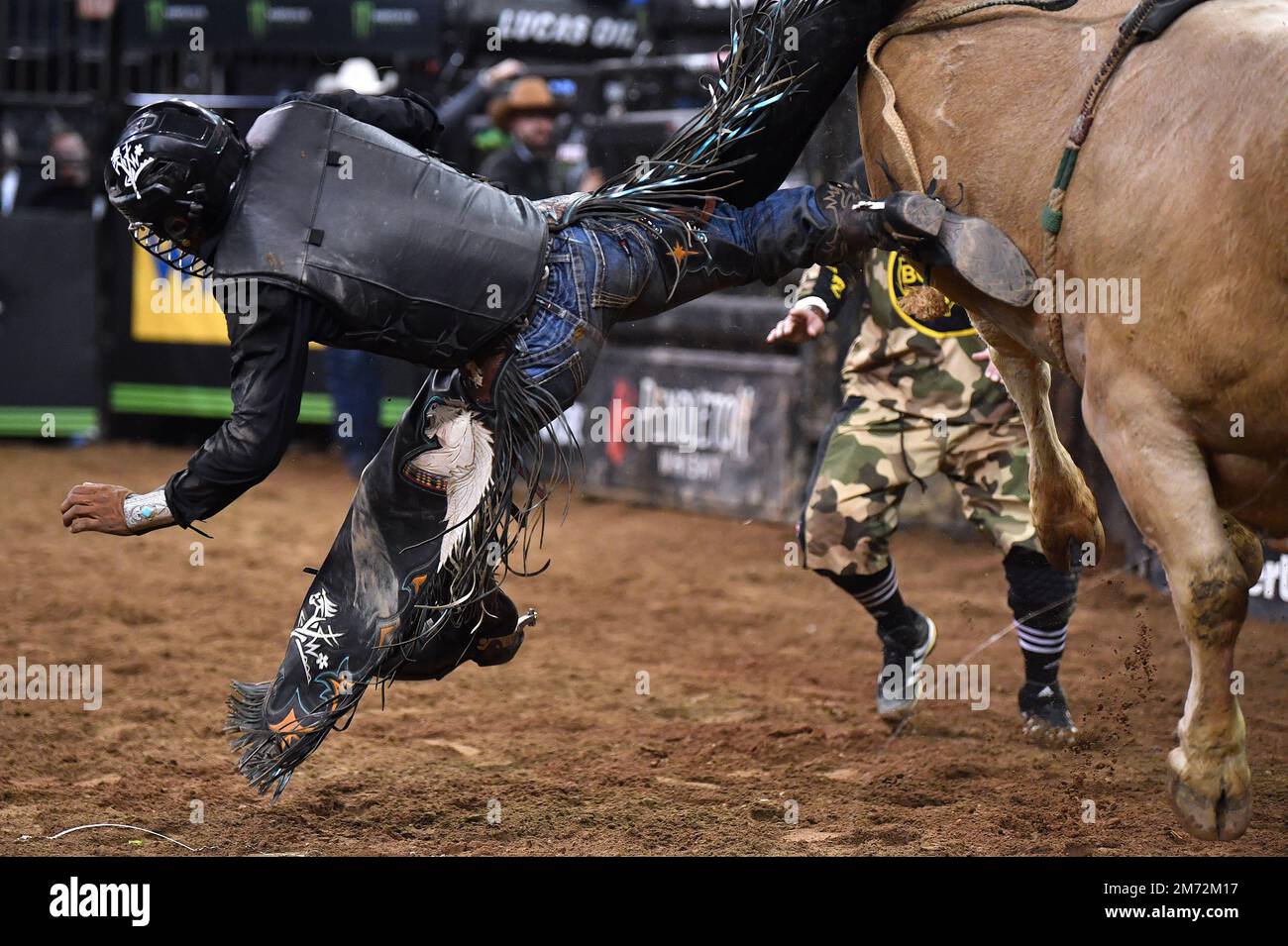 New York, USA. 06. Januar 2023. Professional Bull Rider Keyshawn Whitehorse wird beim PBR Monster Energy „Buck Off“ im Madison Square Garden, New York, NY, am 6. Januar 2023 von einem Bullen namens Fearful abgeworfen. PBR feiert sein 30.-jähriges Jubiläum im Madison Square Garden mit dem Wettbewerb vom 6. Bis 8. Januar. (Foto: Anthony Behar/Sipa USA) Guthaben: SIPA USA/Alamy Live News Stockfoto