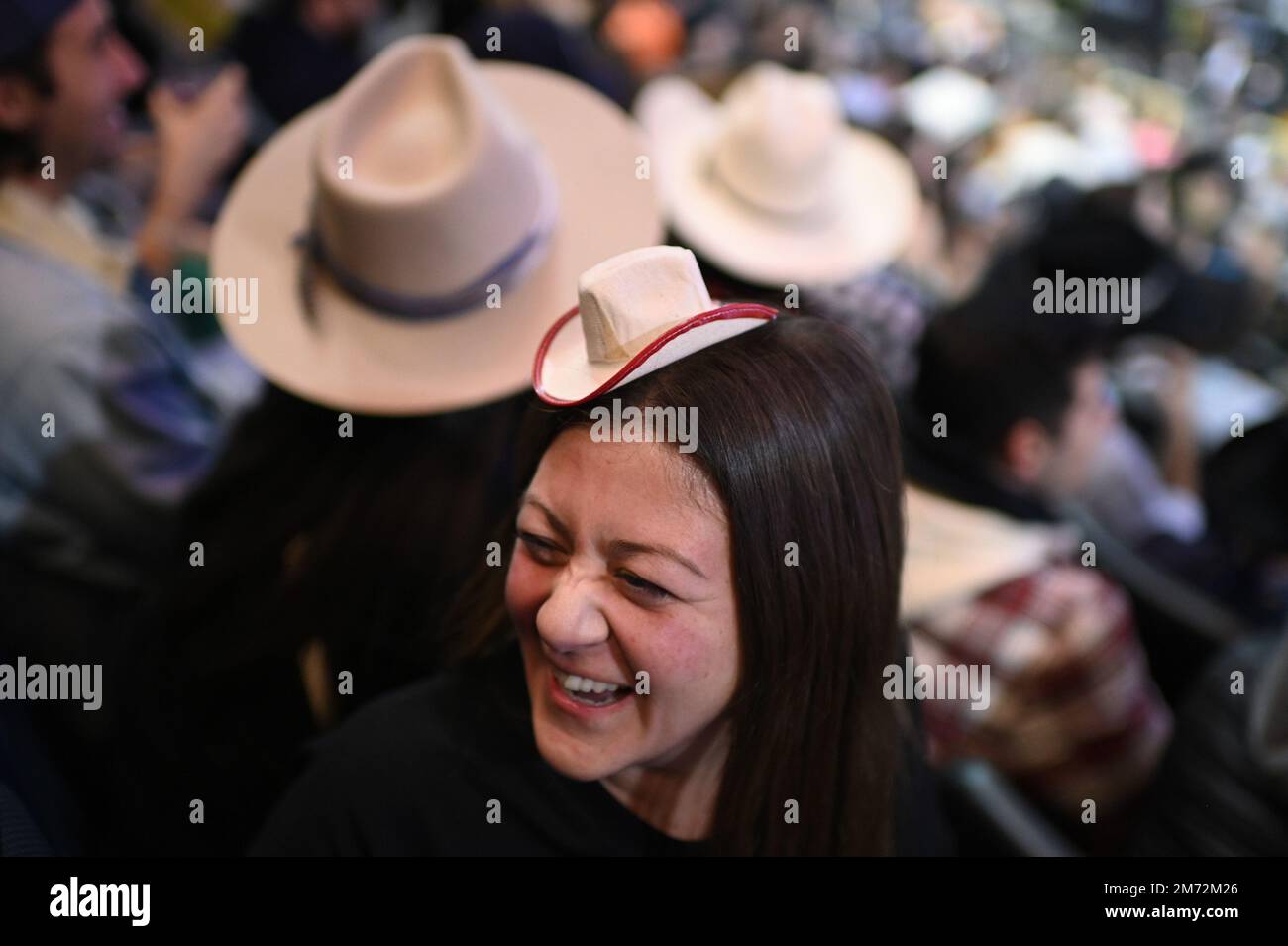 New York, USA. 06. Januar 2023. Eine Frau trägt einen Miniatur-Cowboyhut beim PBR Monster Energy „Buck Off“ im Madison Square Garden, New York, New York, 6. Januar 2023. PBR feiert sein 30.-jähriges Jubiläum im Madison Square Garden mit dem Wettbewerb vom 6. Bis 8. Januar. (Foto: Anthony Behar/Sipa USA) Guthaben: SIPA USA/Alamy Live News Stockfoto