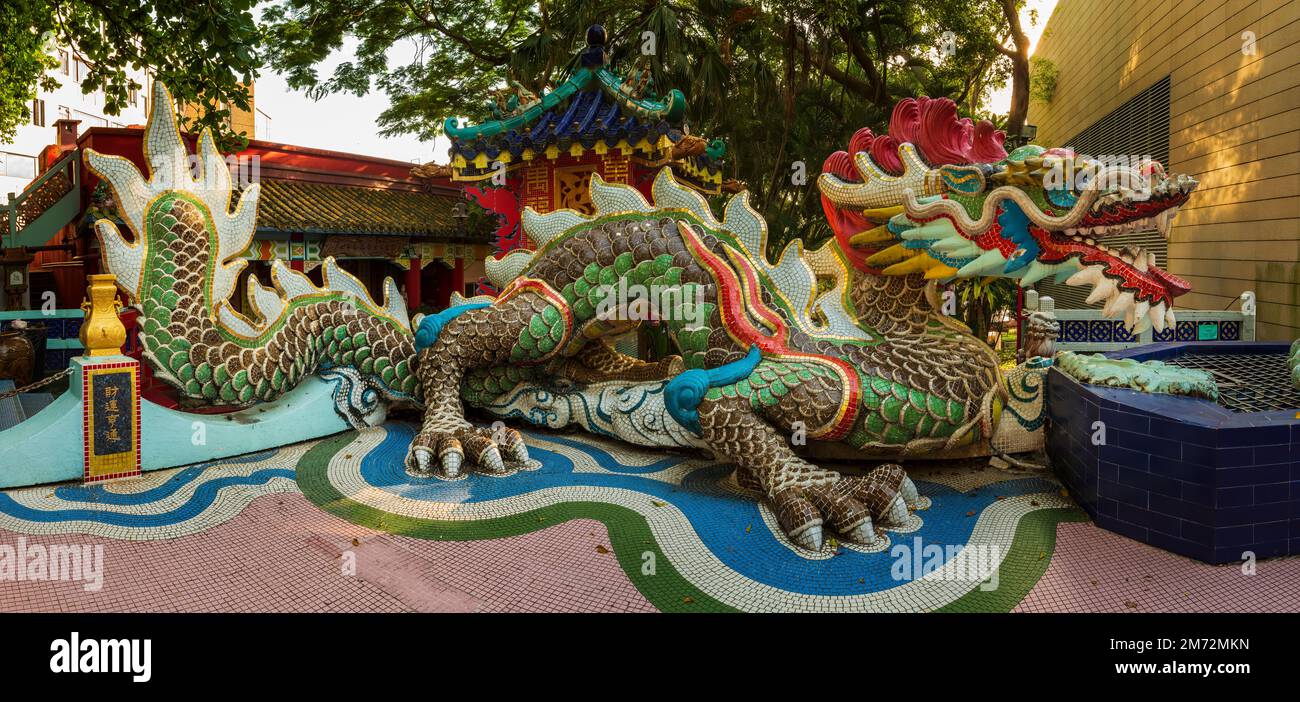 Kunstvoll verzierte Drachen-Skulptur am Eingang zum Tin Hau Tempel, Repulse Bay Beach, Hong Kong Island Stockfoto