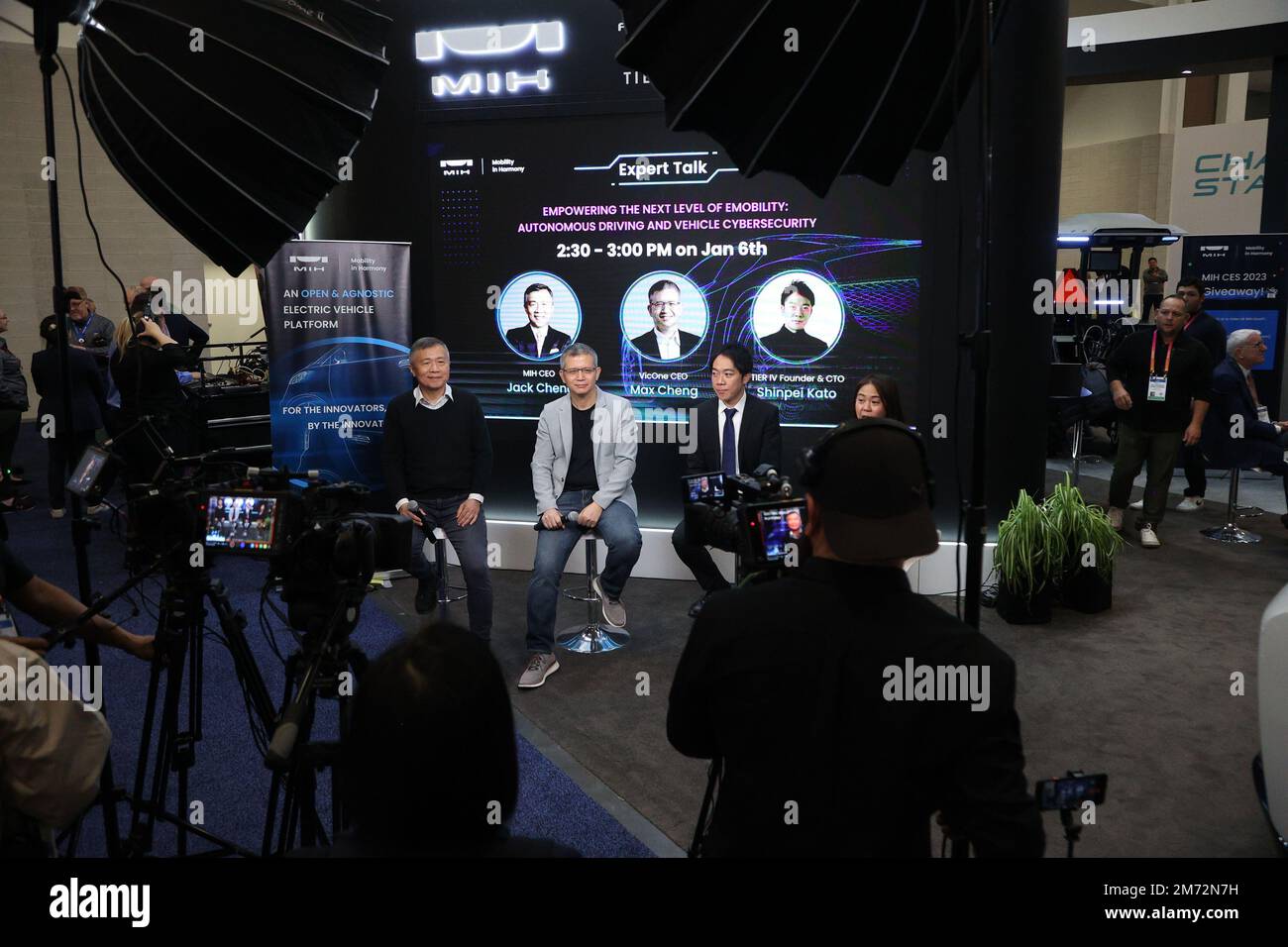 Las Vegas, Usa. 06. Januar 2023. Ein Blick auf die Automobilmanager (L-R) Jack Cheng, MIH CEO, Max Cheng, VicOne CEO und Shinpei Kato, TIER IV Gründer und CTO, während einer Live-tv-Sitzung, die auf der International CES 2023 im Las Vegas Convention Center in Las Vegas, Nevada, am Freitag, den 6. Januar 2023 gefilmt wurde. Foto: James Atoa/UPI Credit: UPI/Alamy Live News Stockfoto