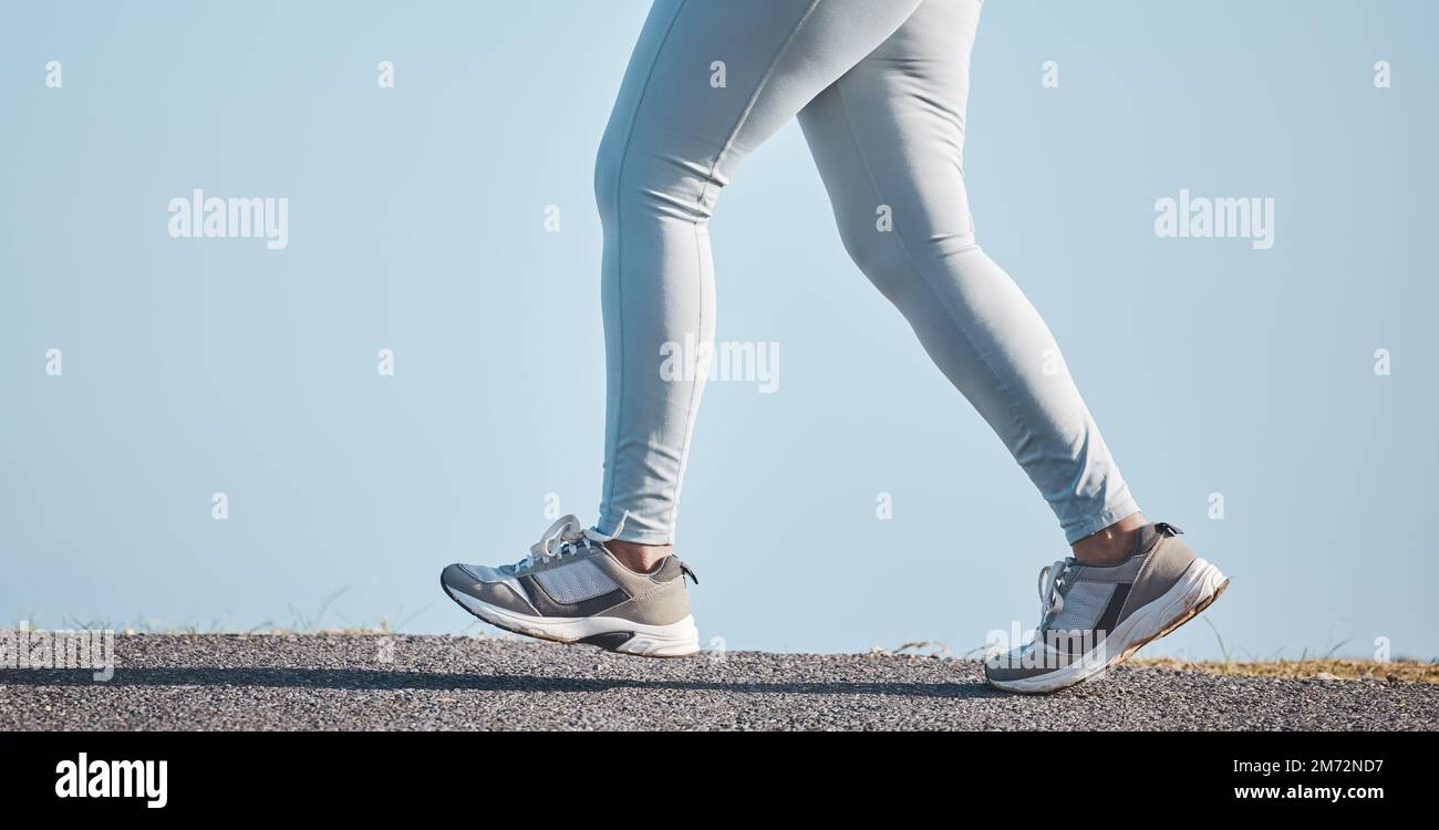 Fitness, Natur und Beine einer Frau, die auf der Straße für Gesundheit, Wellness und Ausdauertraining läuft. Sport, Workout und Sportlerinnen, die eine machen Stockfoto