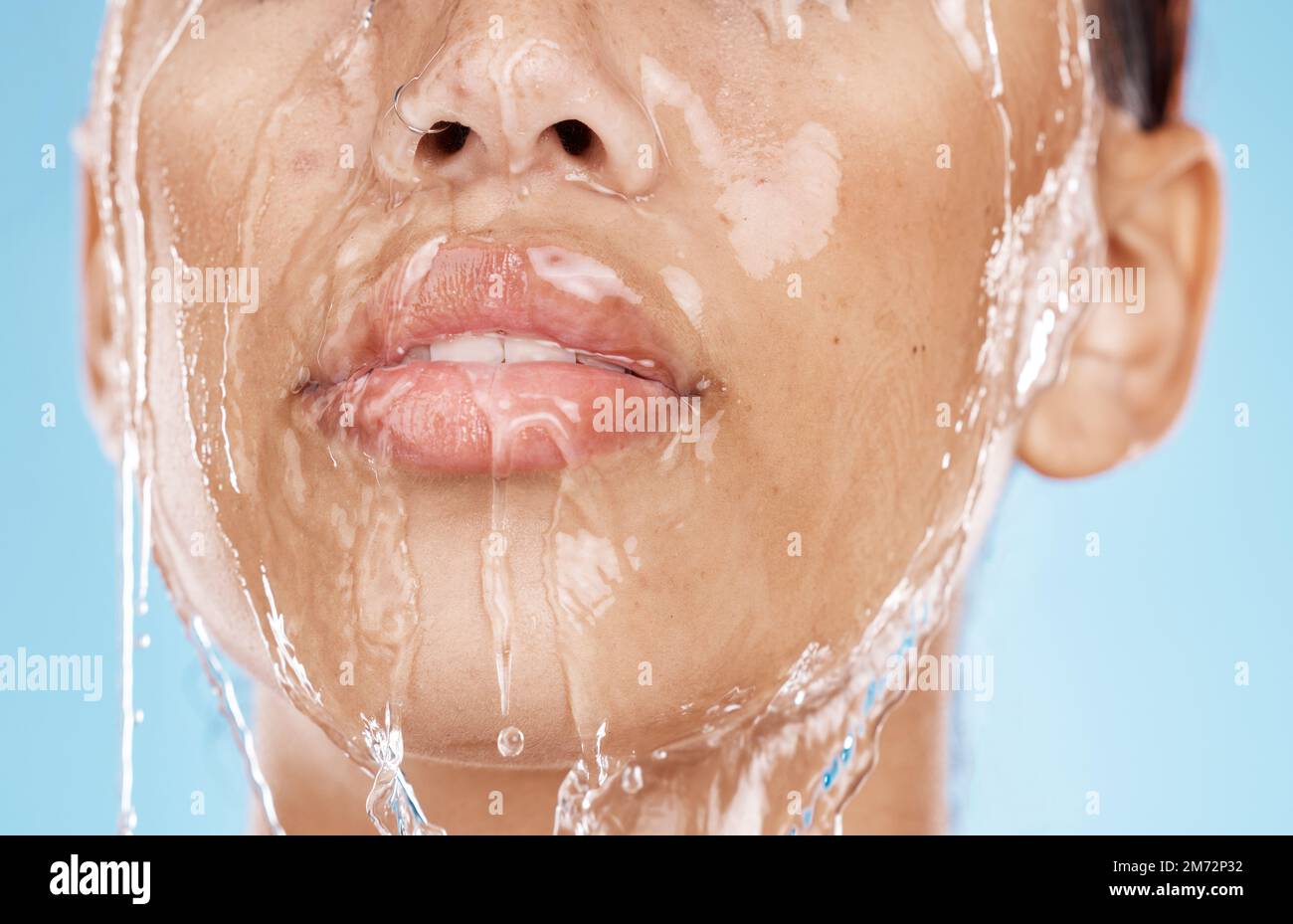 Frau, Waschen Gesicht oder Wassertropfen Hautpflege auf blauem Hintergrund Studio in Lippen Gesundheit Wellness, Hygiene Reinigung oder Mund Feuchtigkeitspflege. Zoomen Stockfoto