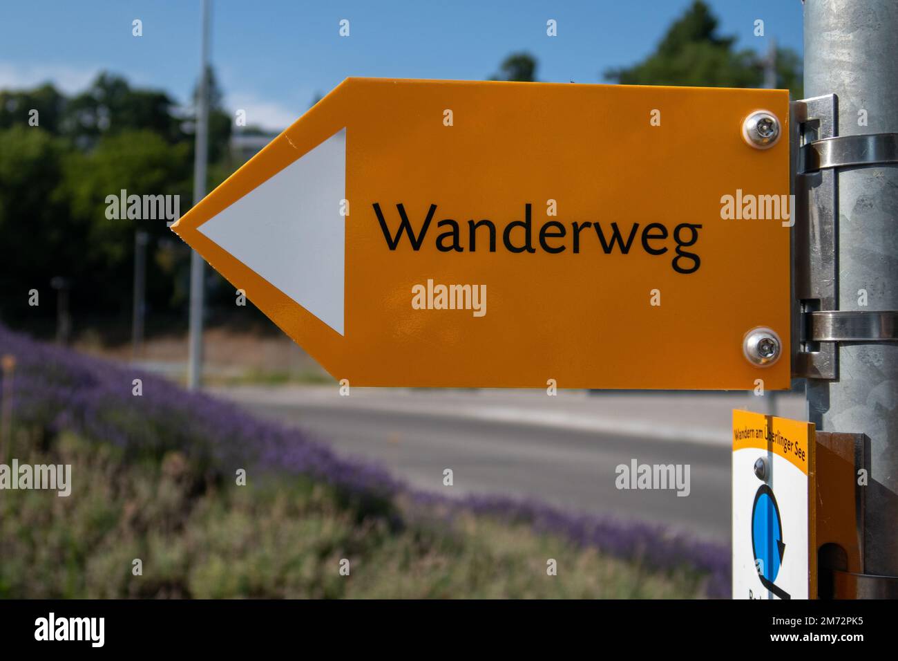 Uberlingen, Ueberlingen, Deutschland, Juni 20 2022, Wegweiser mit dem deutschen Wort wanderweg, Übersetzung: Wanderweg Stockfoto