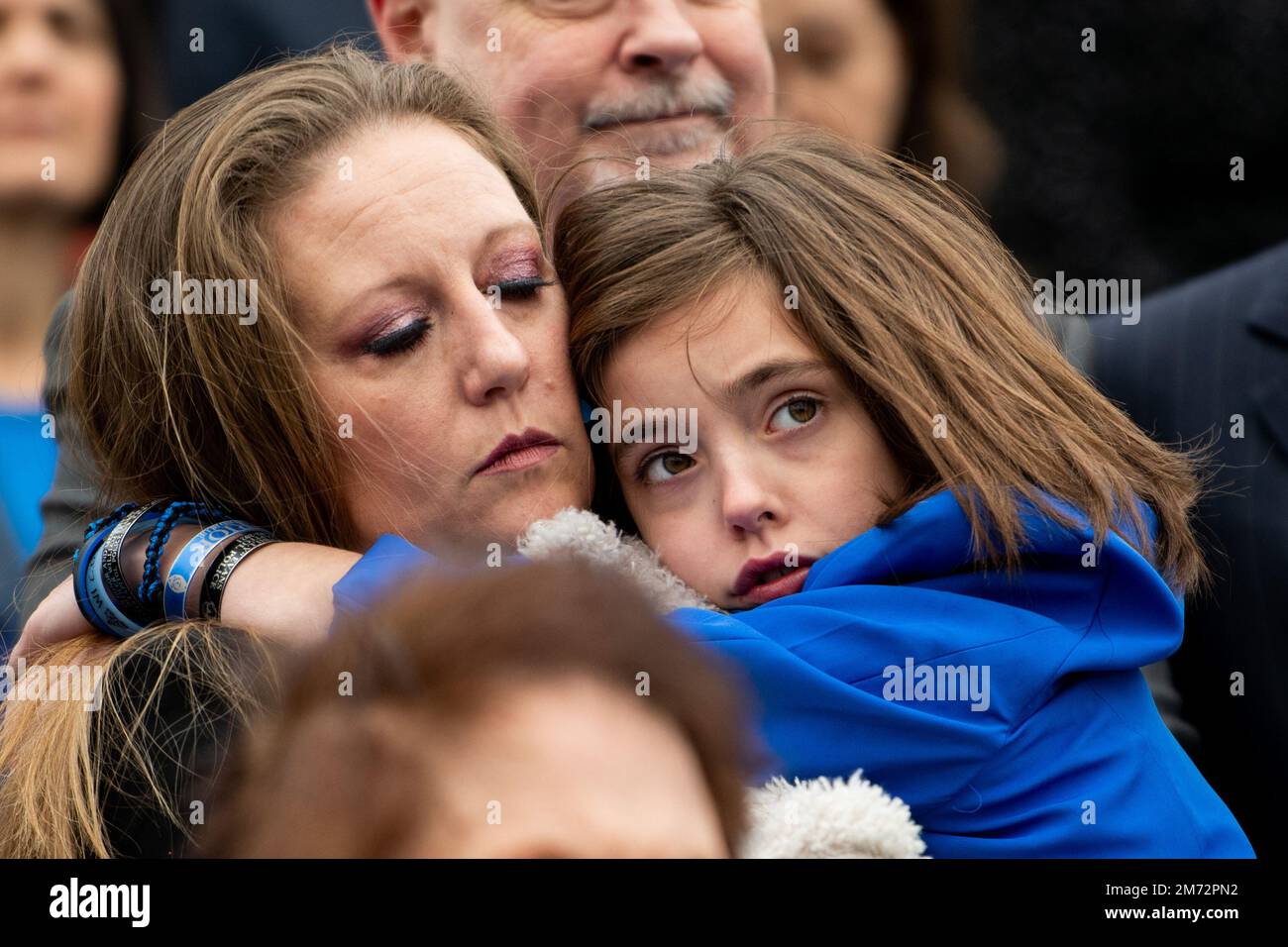 Washington, USA. 6. Januar 2023. Shannon Terranova, die Ex-Frau der USA Capitol Police Officer William „Billy“ Evans und ihre Tochter nehmen an einer Veranstaltung zum zweiten Jahrestag des Angriffs vom 6. Januar 2021 in Washington, DC, USA, am 6. Januar 2023 Teil. Kredit: Liu Jie/Xinhua/Alamy Live News Stockfoto