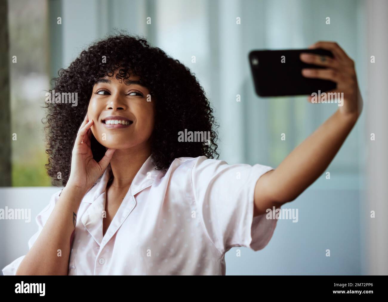 Selfie, Schönheit und Hautpflege mit einer schwarzen Frau, die morgens im Badezimmer ihres Zuhauses ein Foto macht. Gesichts-, Telefon- und Influencer mit einem Stockfoto