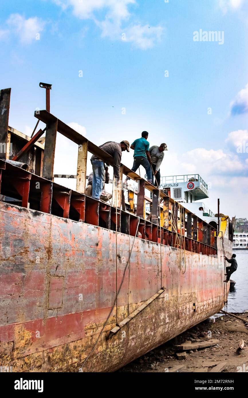 Arbeiter, die an der Reparatur des Schiffes arbeiten. Stockfoto