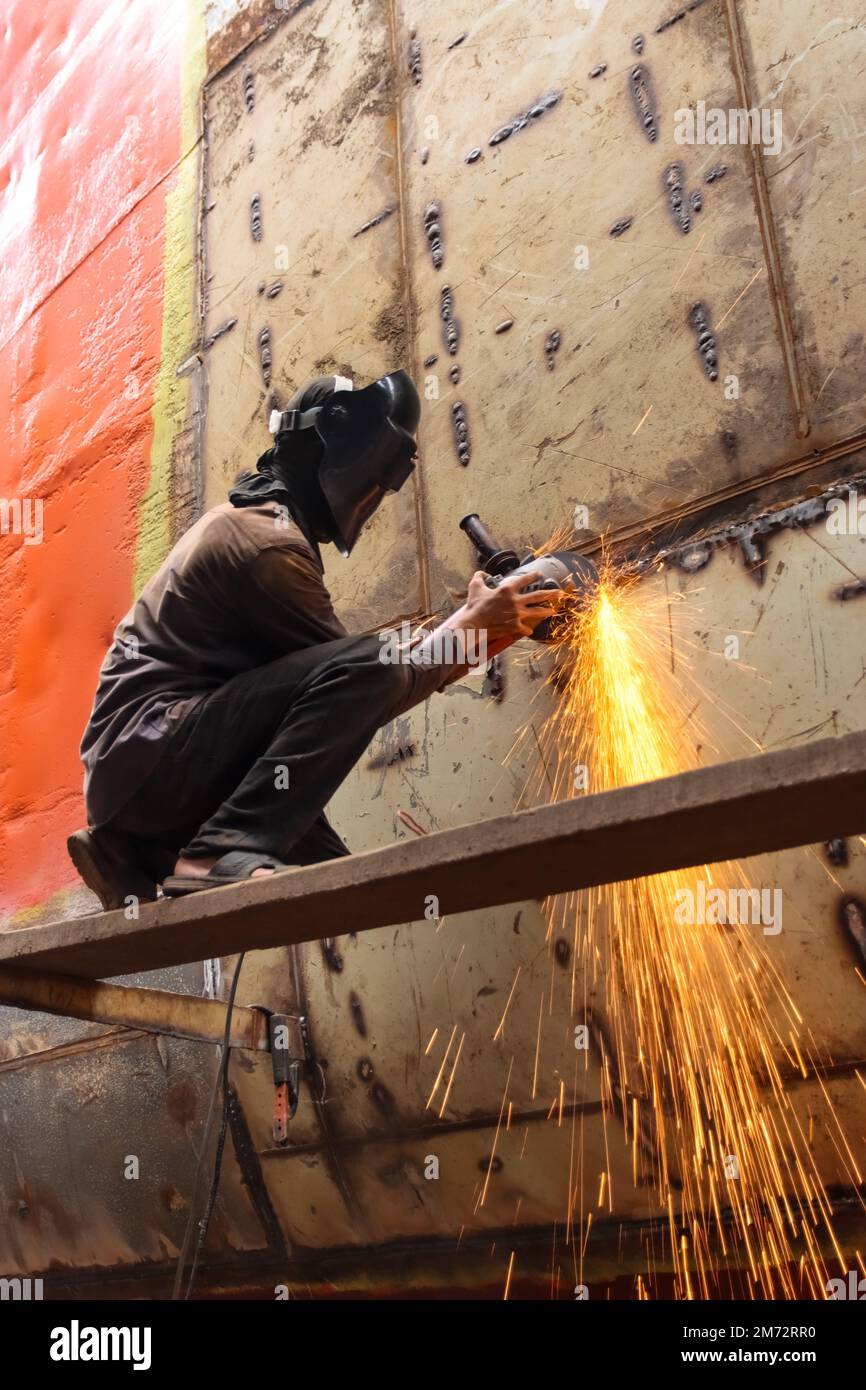 Arbeiter, die an der Reparatur des Schiffes arbeiten. Stockfoto