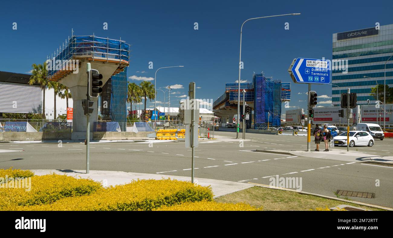 Bau der Erweiterung der „Sydney Gateway“-Straße und des Projekts über die Überführung der Straßenbrücke auf dem Qantas Drive am Sydney Airport in Sydney, Australien. Stockfoto