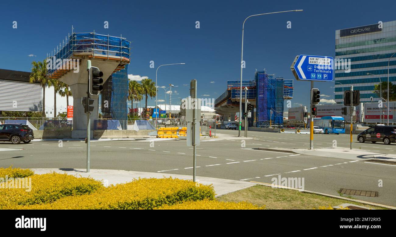 Bau der Erweiterung der „Sydney Gateway“-Straße und des Projekts über die Überführung der Straßenbrücke auf dem Qantas Drive am Sydney Airport in Sydney, Australien. Stockfoto