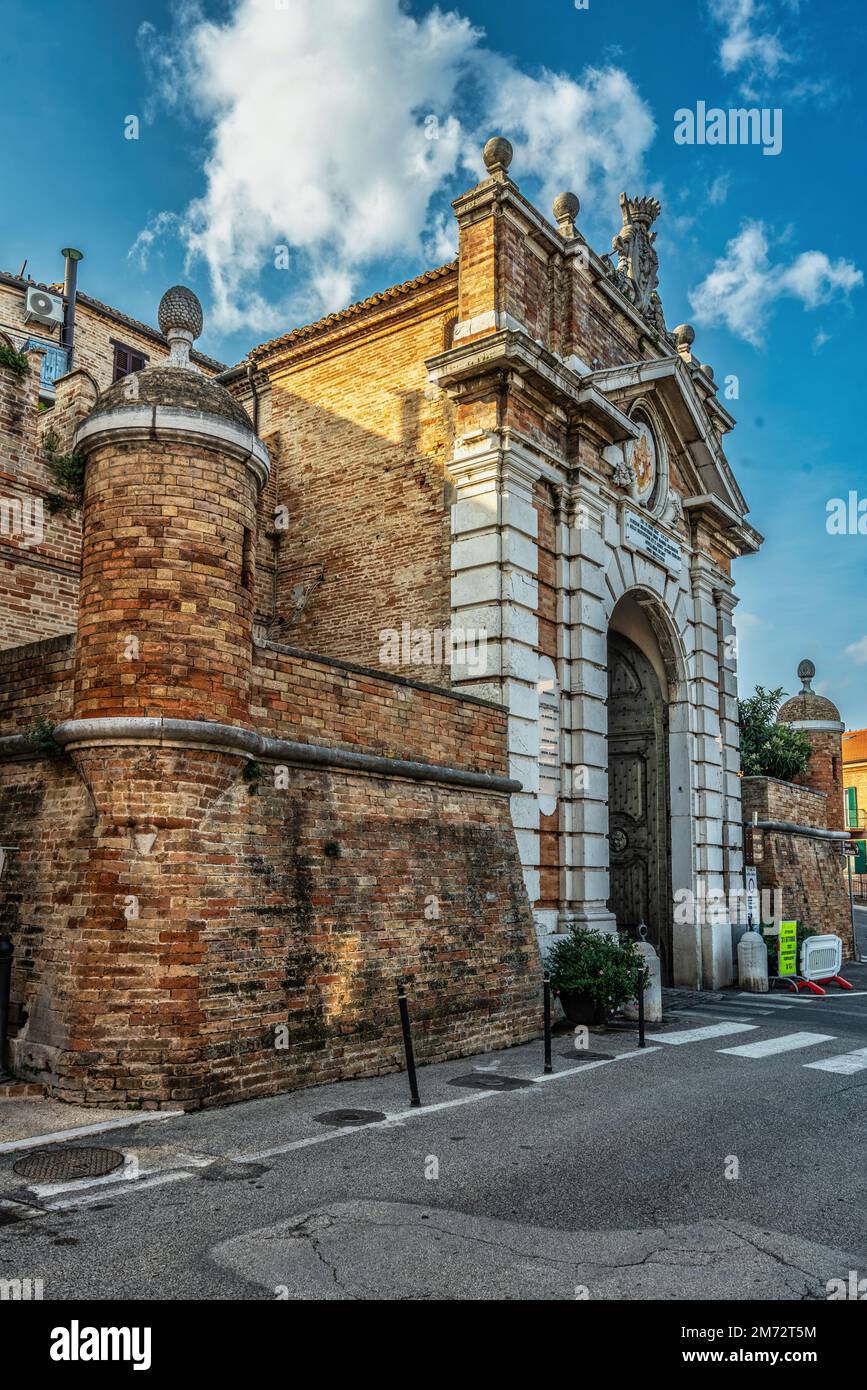 Die mittelalterliche Porta Marina hieß früher Porta del Mare. Es wurde anlässlich des Besuchs von Papst Pius VI. Renoviert Recanati Stockfoto