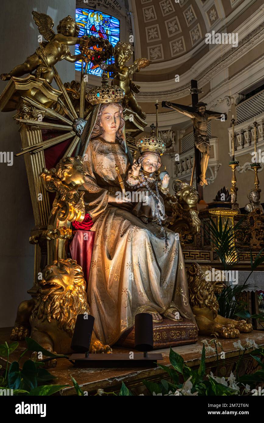 Madonna saß mit Kind und Engeln auf dem Thron in der Kirche Sant'Agostino in Recanati. Recanati, Provinz Macerata, Marken, Italien, Europa Stockfoto