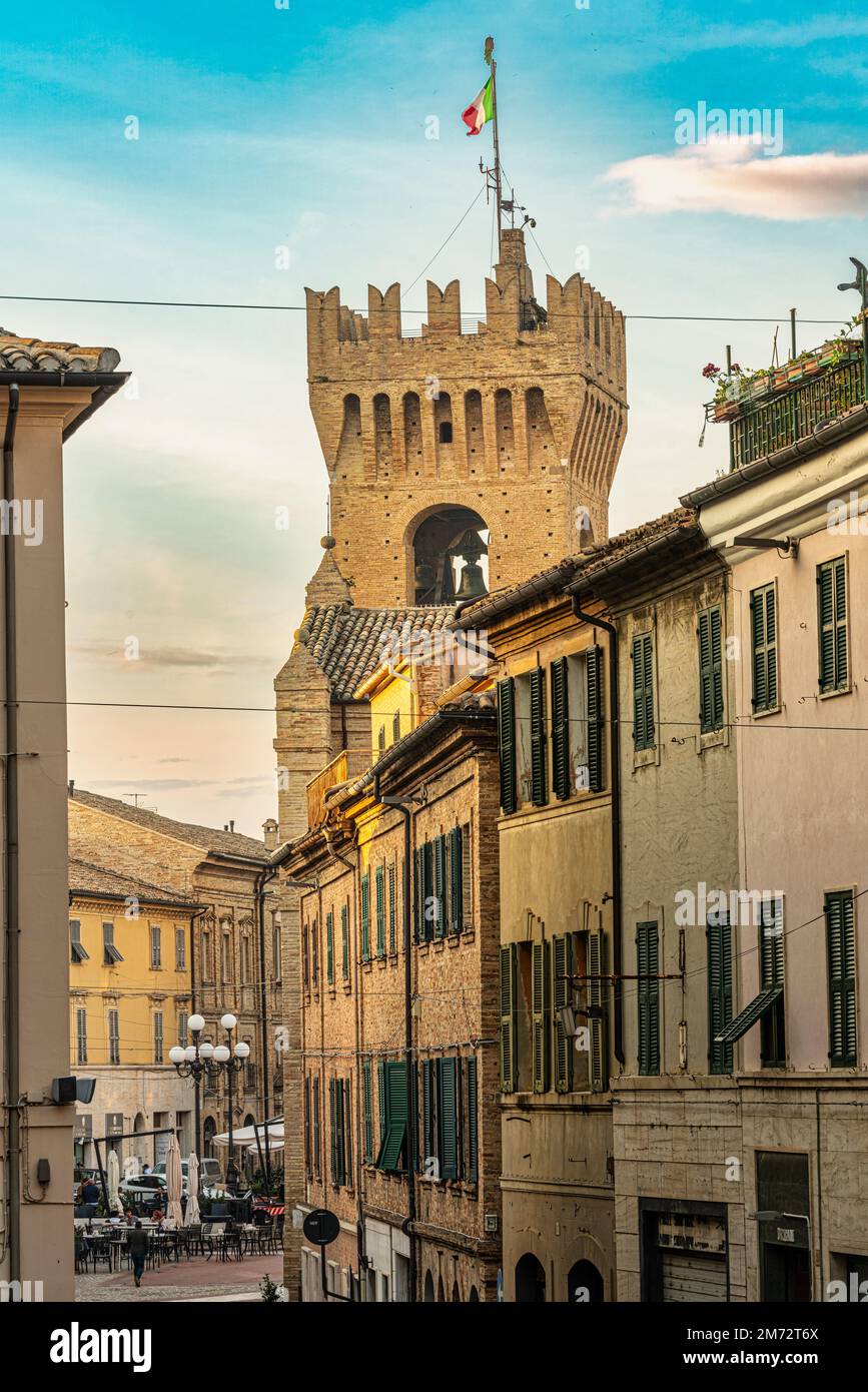 Der Torre del Borgo di Recanati, 36 Meter hoch und mit Ghibellinischen Zinnen gekrönt. Der Turm beherbergt das MUREC, Recanati Museum. Recanati, Marche Stockfoto