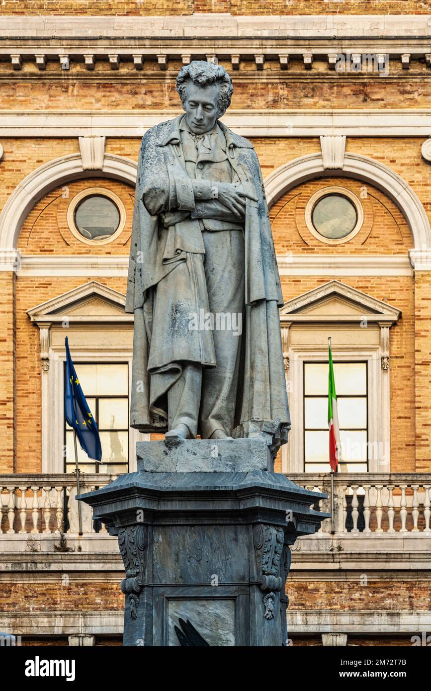 Giacomo Leopardi Platz, das Rathaus und das dem Dichter gewidmete Denkmal. Recanati, Provinz Macerata, Marken, Italien, Europa Stockfoto