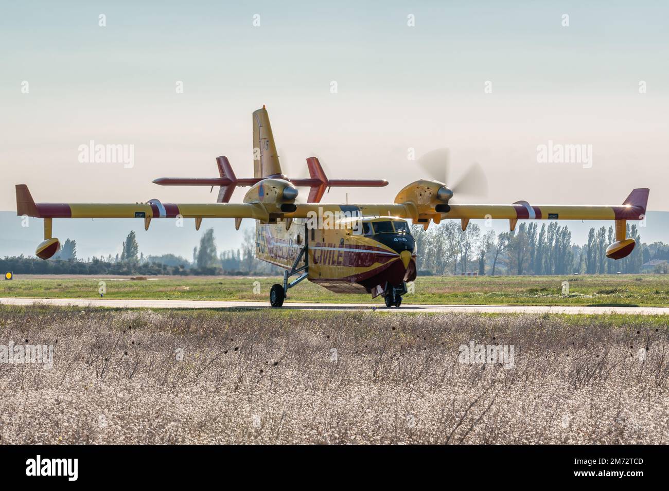 Ein Amphibienflugzeug der Canadair CL-415 zur Bekämpfung von Waldbränden aus der Luft der französischen Sécurité Civile. Stockfoto