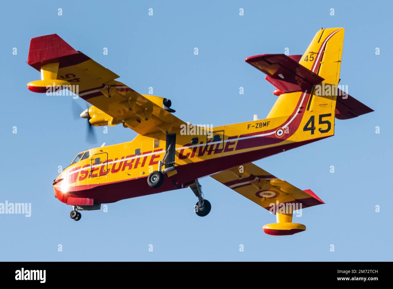 Ein Amphibienflugzeug der Canadair CL-415 zur Bekämpfung von Waldbränden aus der Luft der französischen Sécurité Civile. Stockfoto