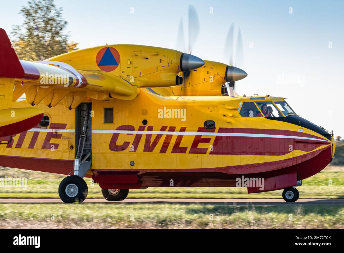 Ein Amphibienflugzeug der Canadair CL-415 zur Bekämpfung von Waldbränden aus der Luft der französischen Sécurité Civile. Stockfoto