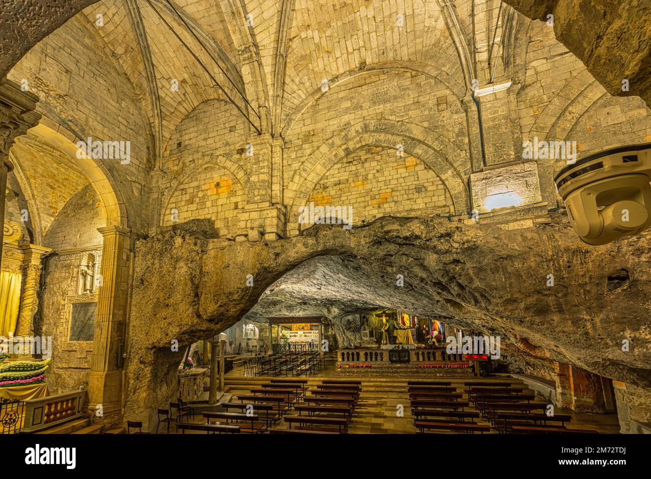 Hauptaltar des Heiligtums von San Michele Arcangelo, Monte Sant Angelo, ein wichtiger Wallfahrtsort seit dem frühen Mittelalter. Monte Sant’Angelo Stockfoto