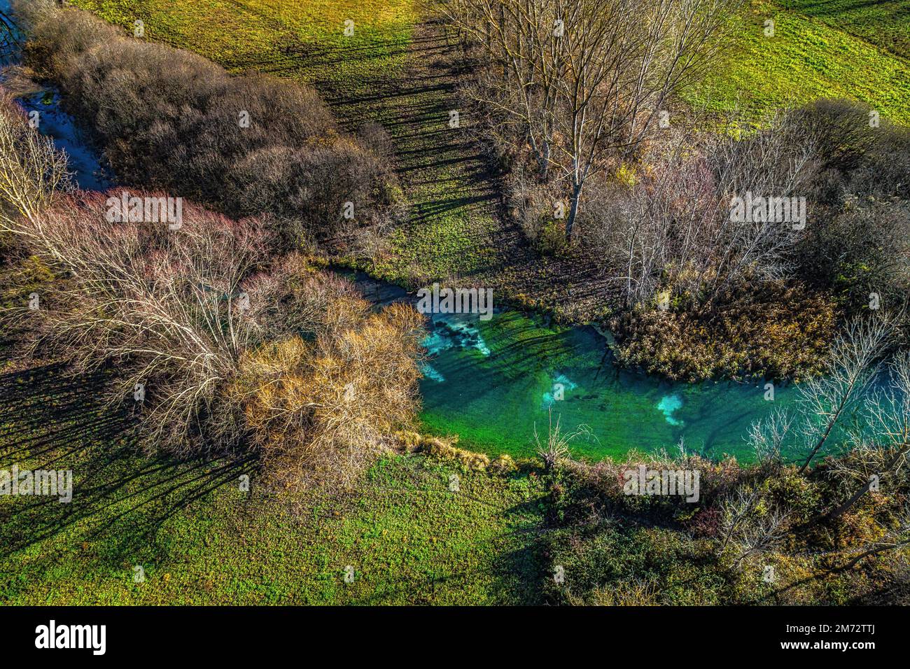 Luftaufnahme des Tirino Valley. Unter dem Tirino fließt der Fluss zwischen Kulturfeldern und Naturschutzwäldern. Abruzzen, Italien Stockfoto
