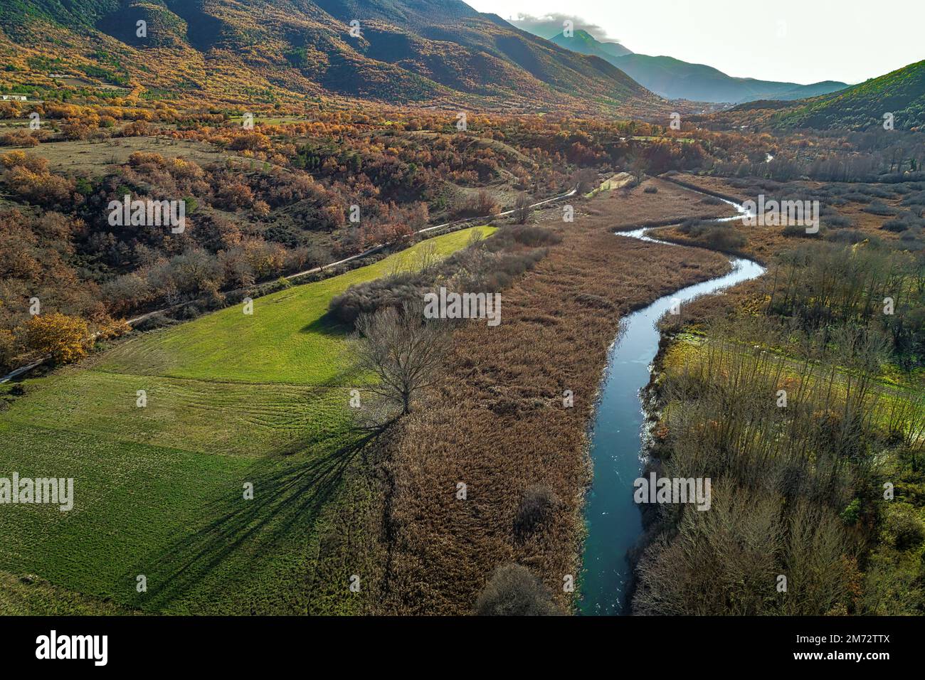 Luftaufnahme des Tirino Valley. Unter dem Tirino fließt der Fluss zwischen Kulturfeldern und Naturschutzwäldern. Abruzzen, Italien, Europa Stockfoto