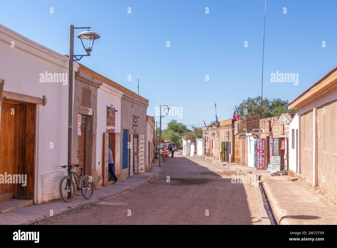 Gepflasterte Hauptstraße Caracoles von San Pedro de Atacama, die einzige Oase in der Wüste Atacama, die trockenste Zone des Planeten Stockfoto