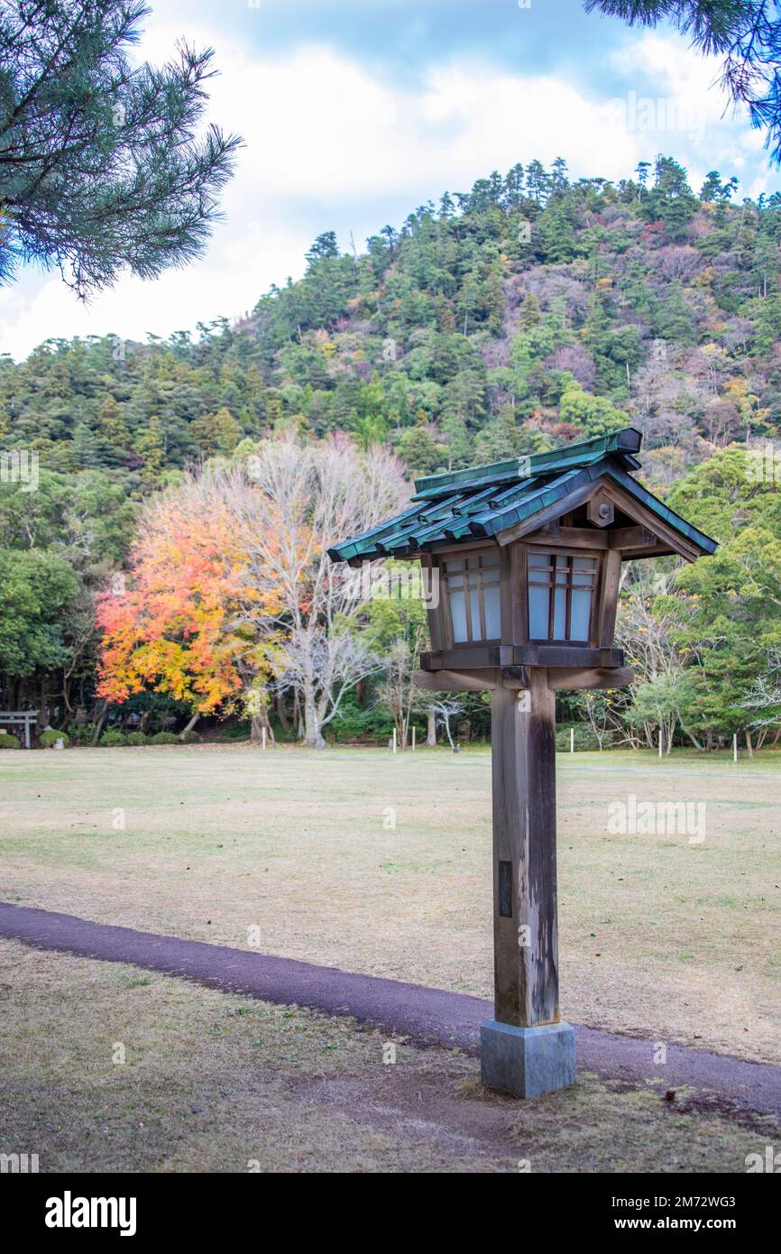 Herbstblick auf den Garten im Shrine Izumo-taisha in Izumo, Präfektur Shimane, einer der ältesten und wichtigsten Shinto-Schreine in Japan. Stockfoto
