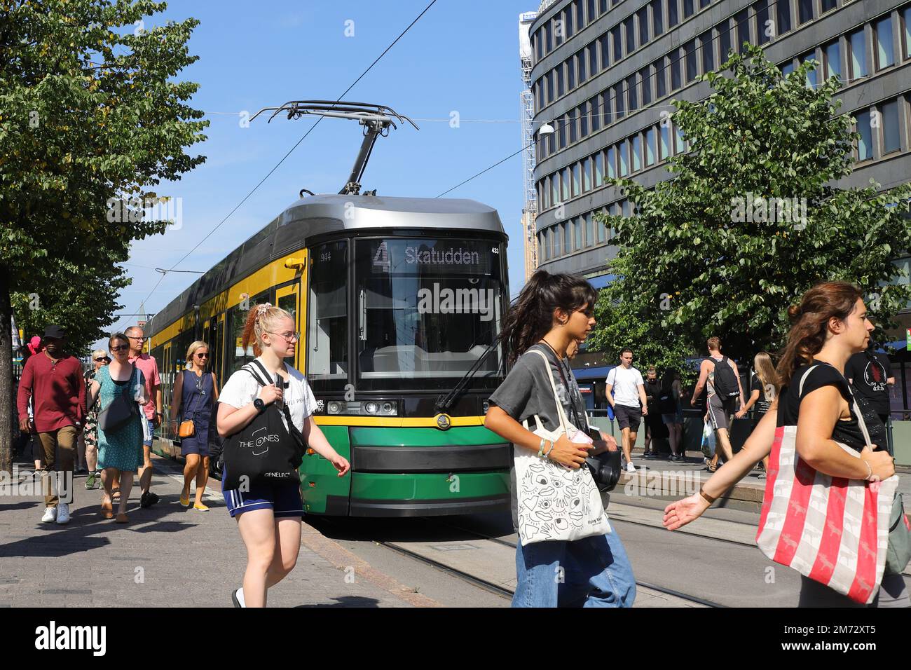 Helsinki, Finnland - 20. August 2022: Eine Transtech Artic Tram der Linie 4 mit dem Ziel Katajanokka an der Lasipalatsi Haltestelle außerhalb von Soko Stockfoto