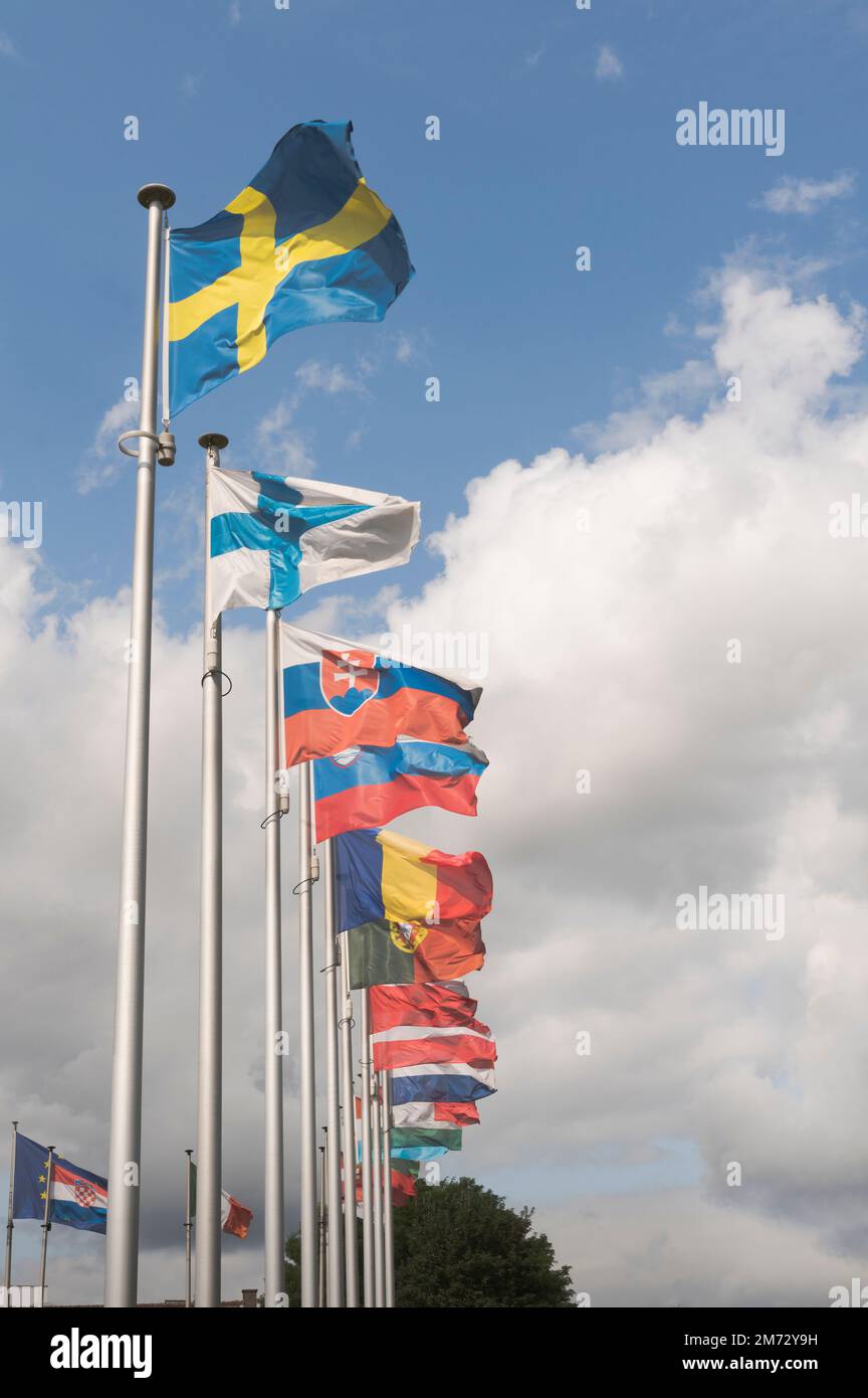 Eine Reihe von Flaggen der Europäischen Union vor blauem Himmel und Wolken. Klar, klar Stockfoto