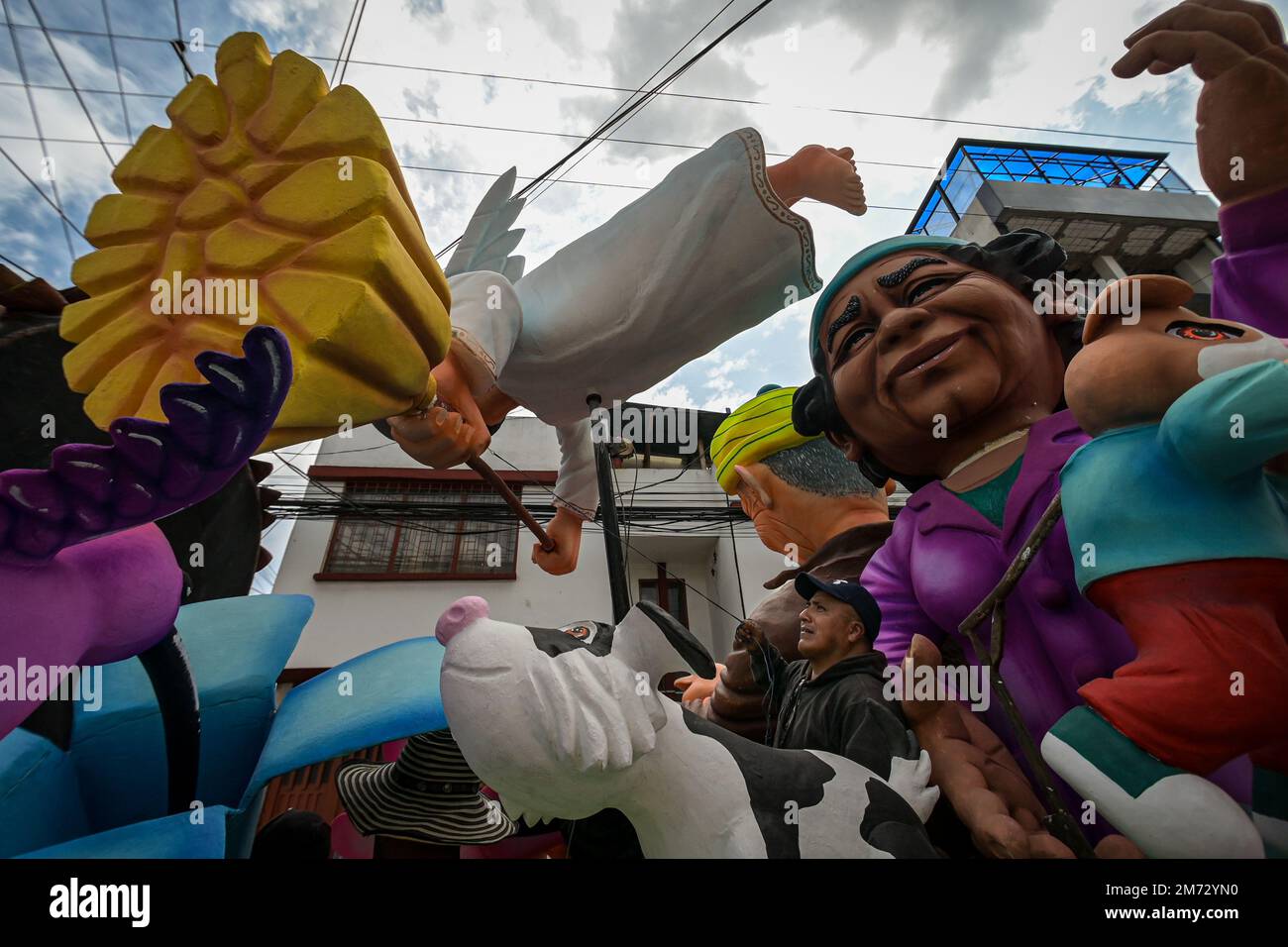 Kunsthandwerker finalisieren Details ihrer Festwagen für die große Parade des „mehrfarbigen Border Carnival“. Ipiales, Nariño, 6. Januar 2023. Stockfoto