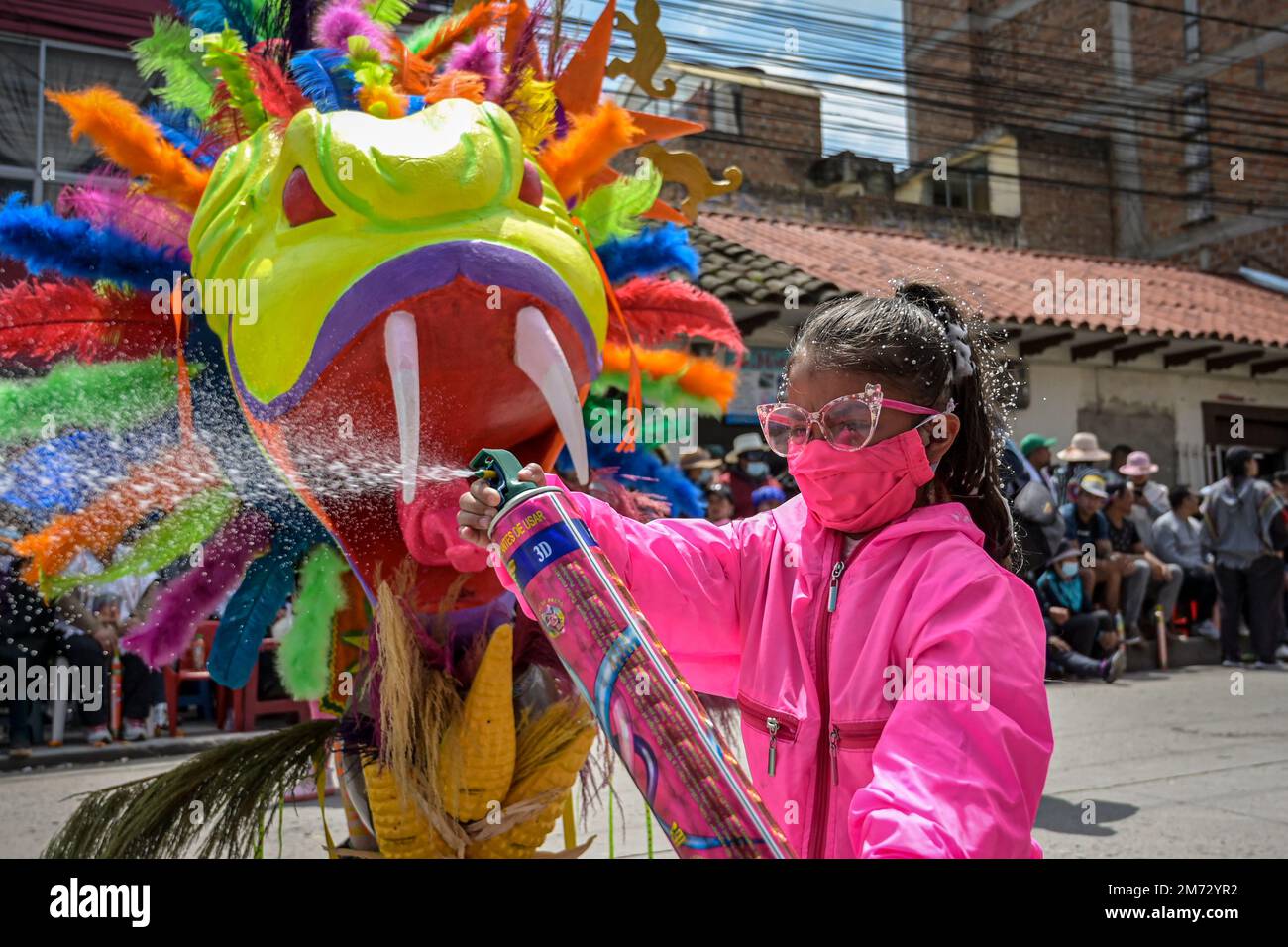 Traditionelles Karnevalsspiel, bei dem Schaum, Gesichtsfarbe und Talkum verwendet werden. Ipiales, Nariño, 6. Januar 2023. Stockfoto