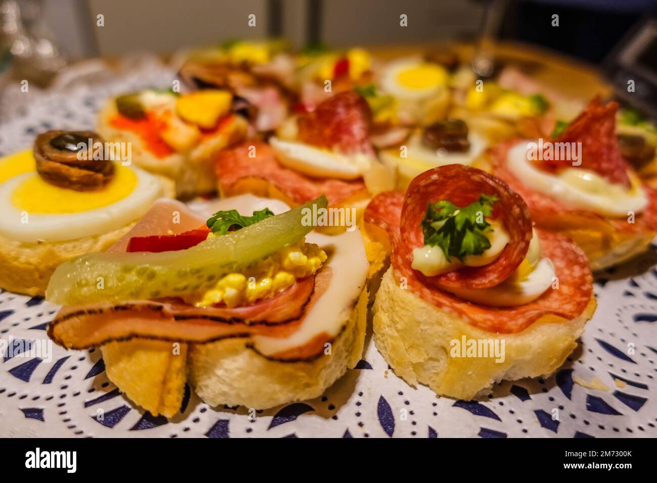 Viele leckere Sandwiches auf einem Teller auf der weihnachtsfeier Stockfoto